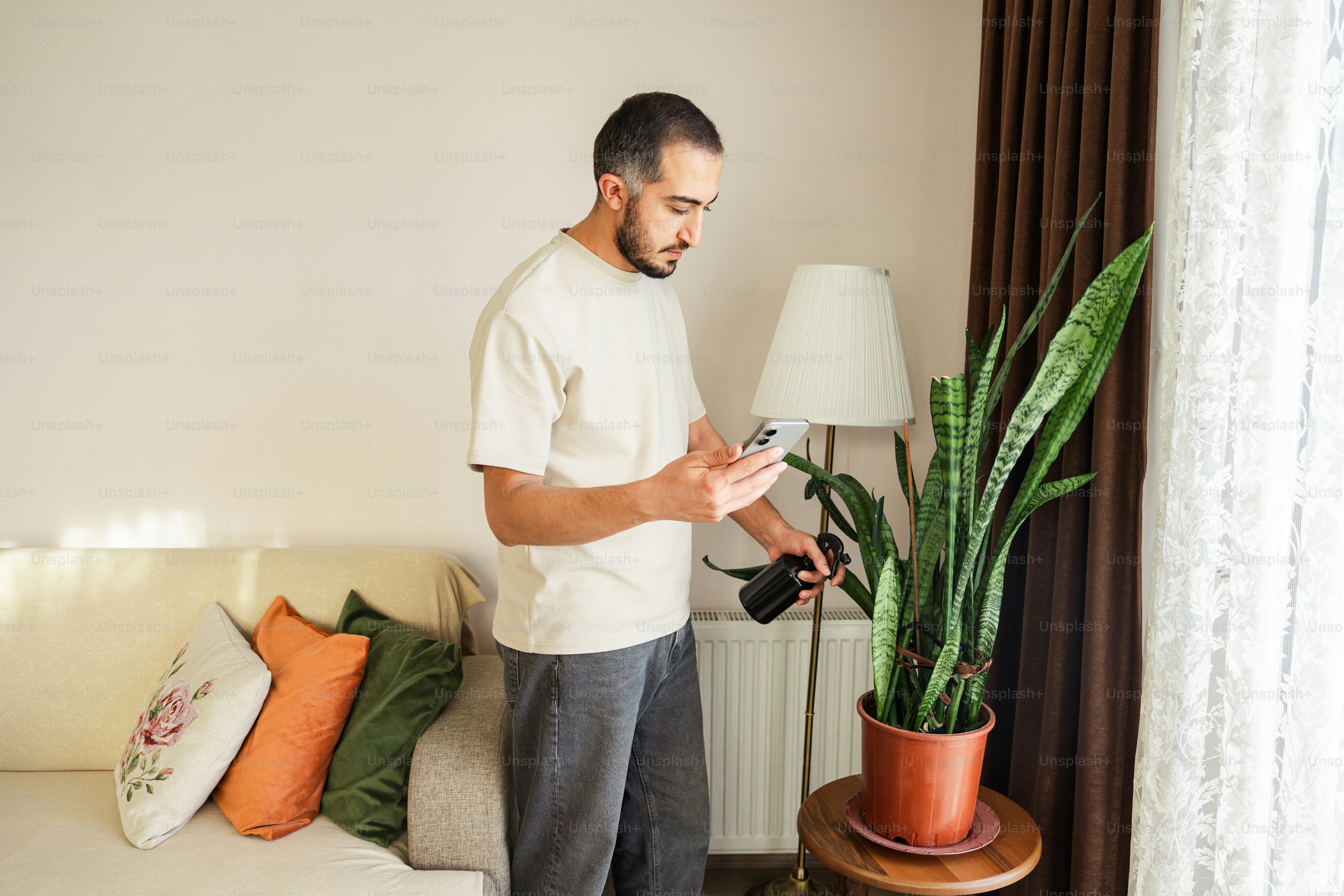 Homem regando uma serpía com um regador. foto – Imagem sobre Verde na  Unsplash