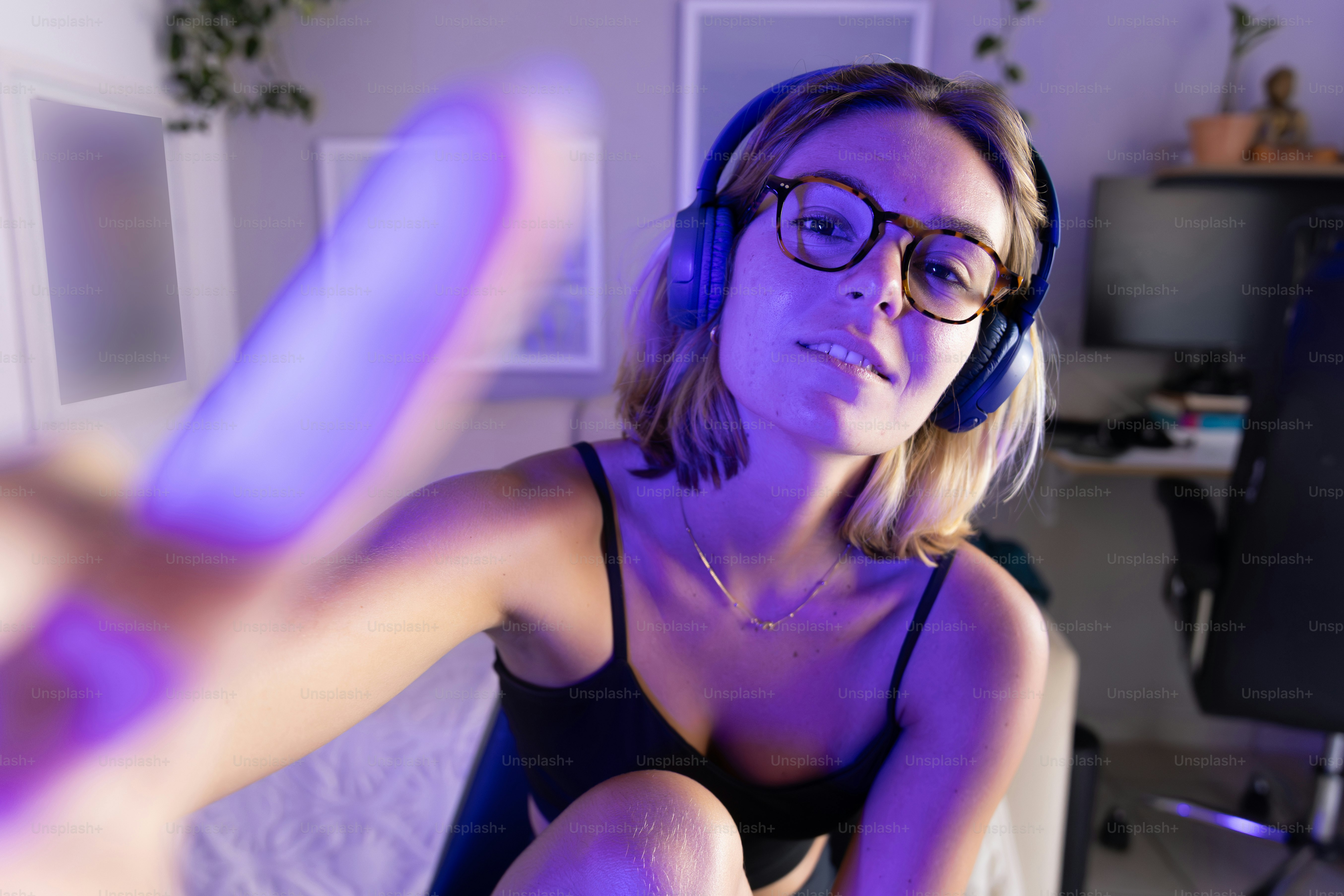 Joven con gafas y auriculares sonríe