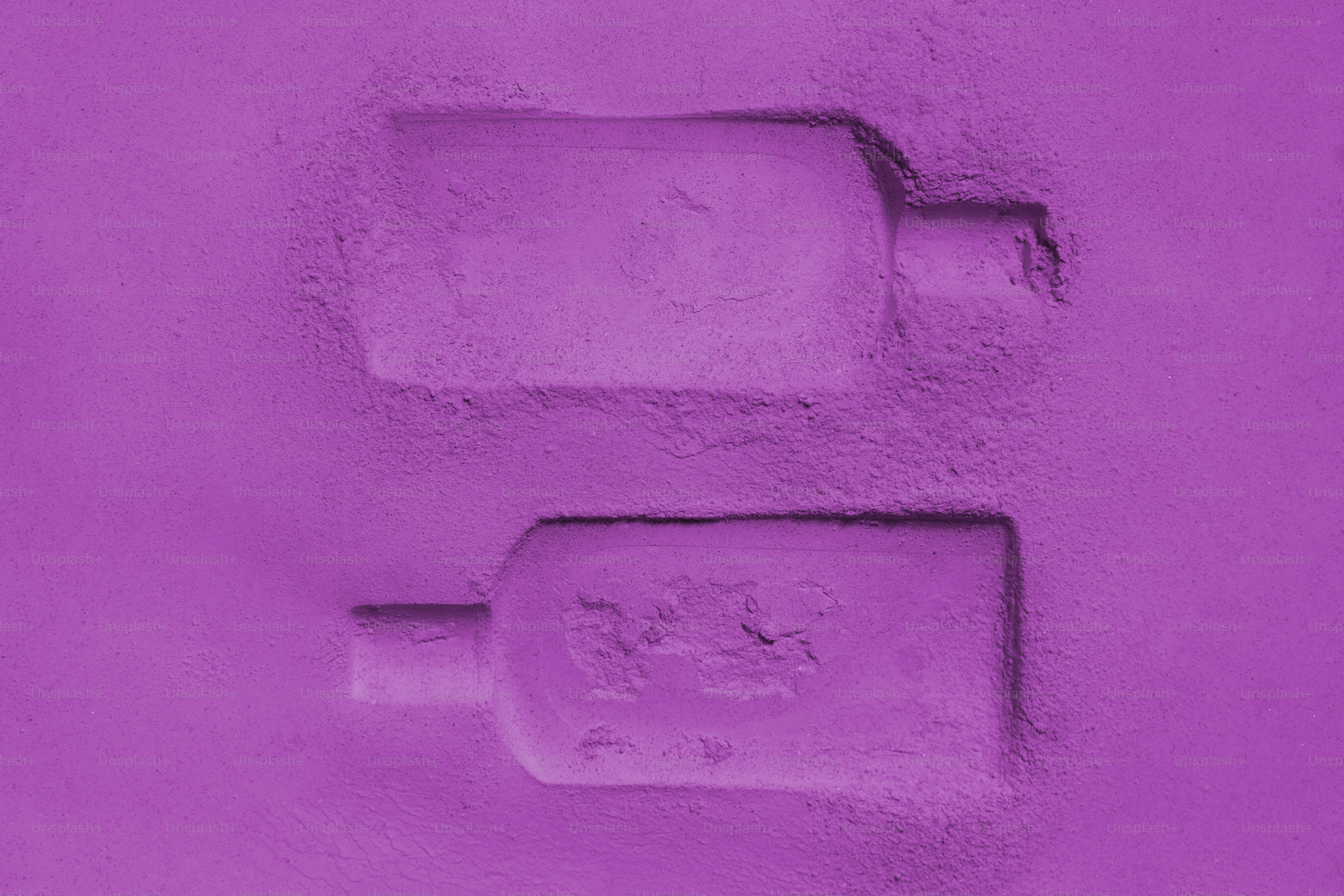 紫色の粉で覆われた二つの紫色の瓶