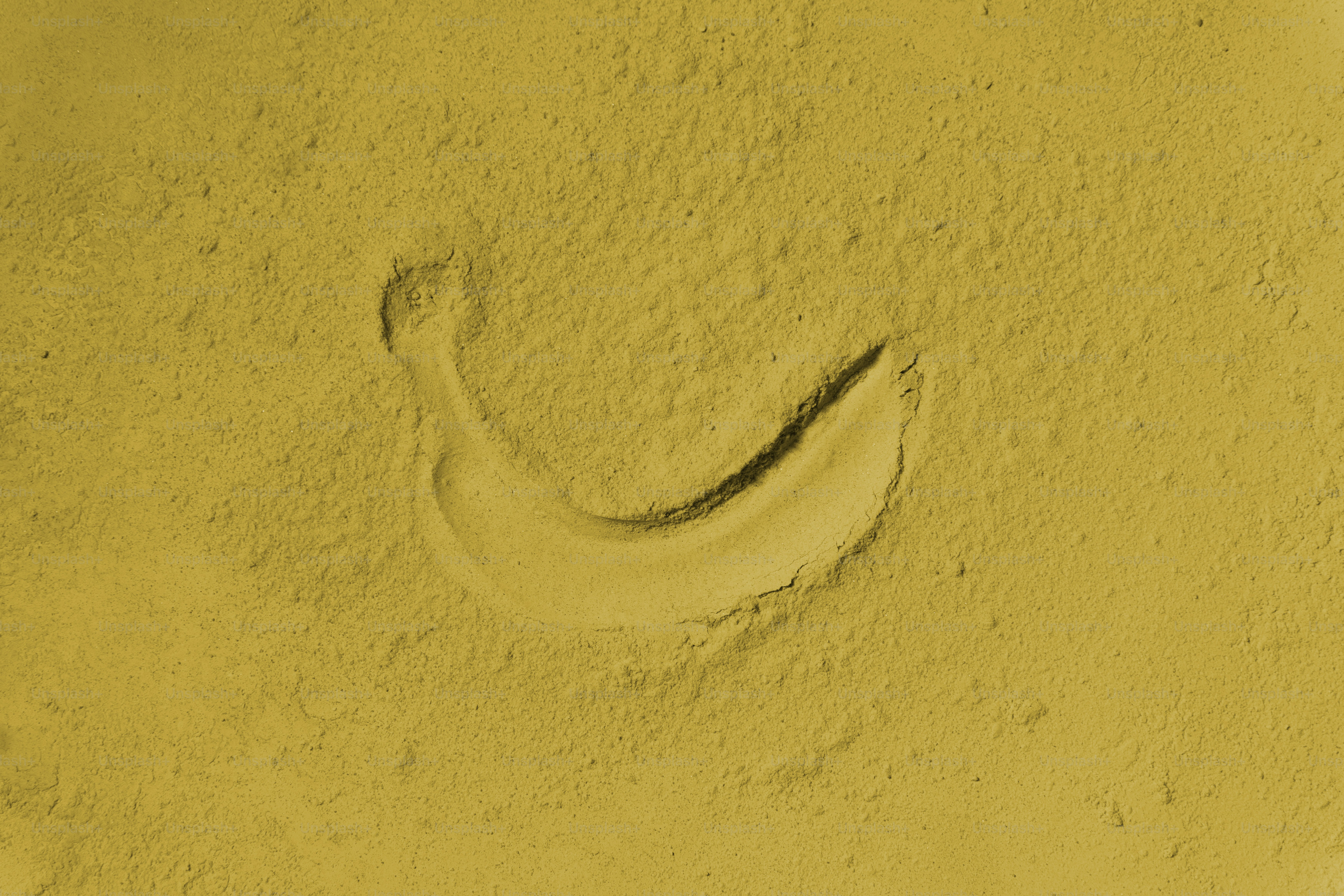 黄色い砂にバナナの痕跡