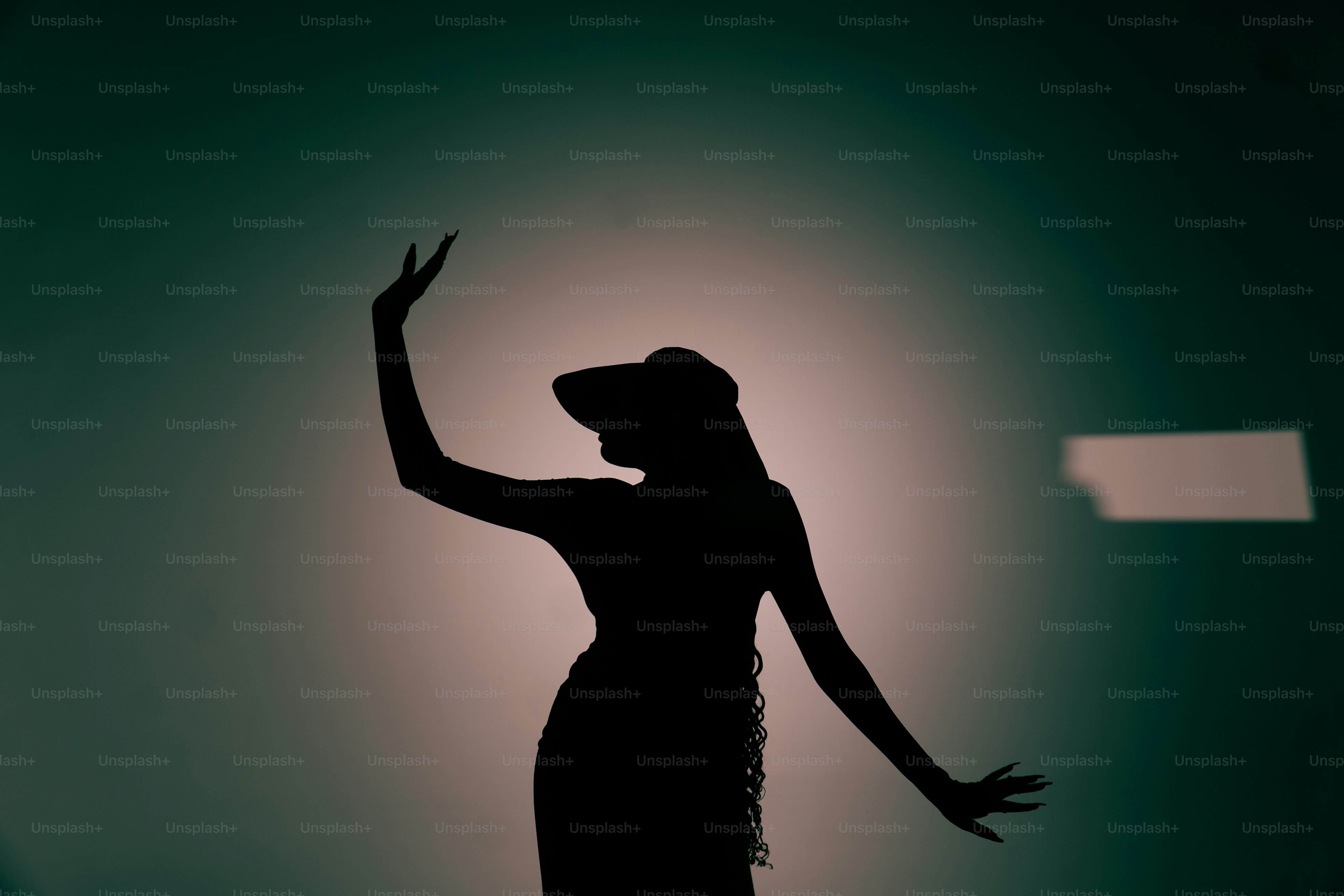 Silueta de un bailarín con los brazos levantados