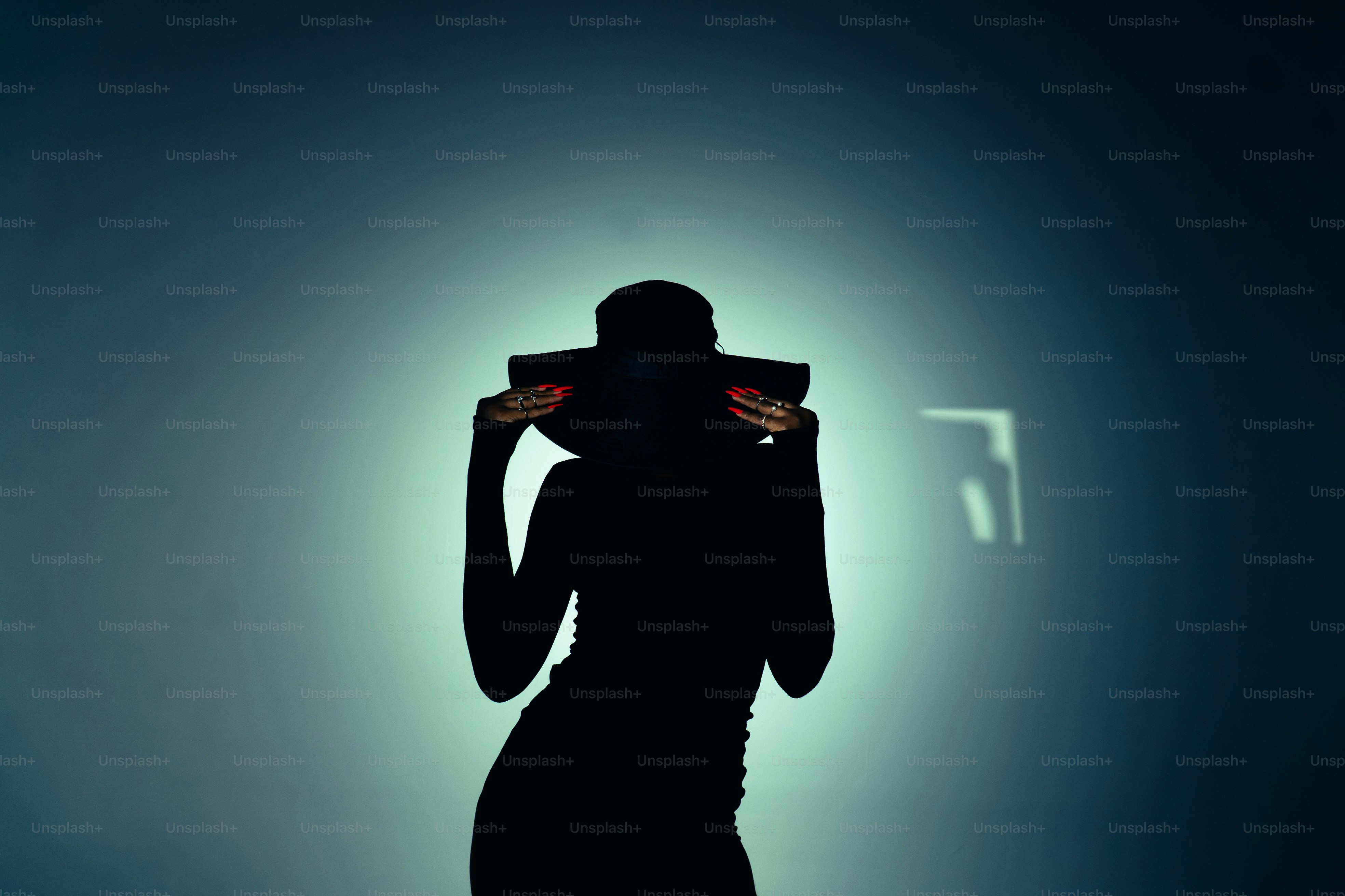 Siluetas de una persona con un sombrero de ala ancha.