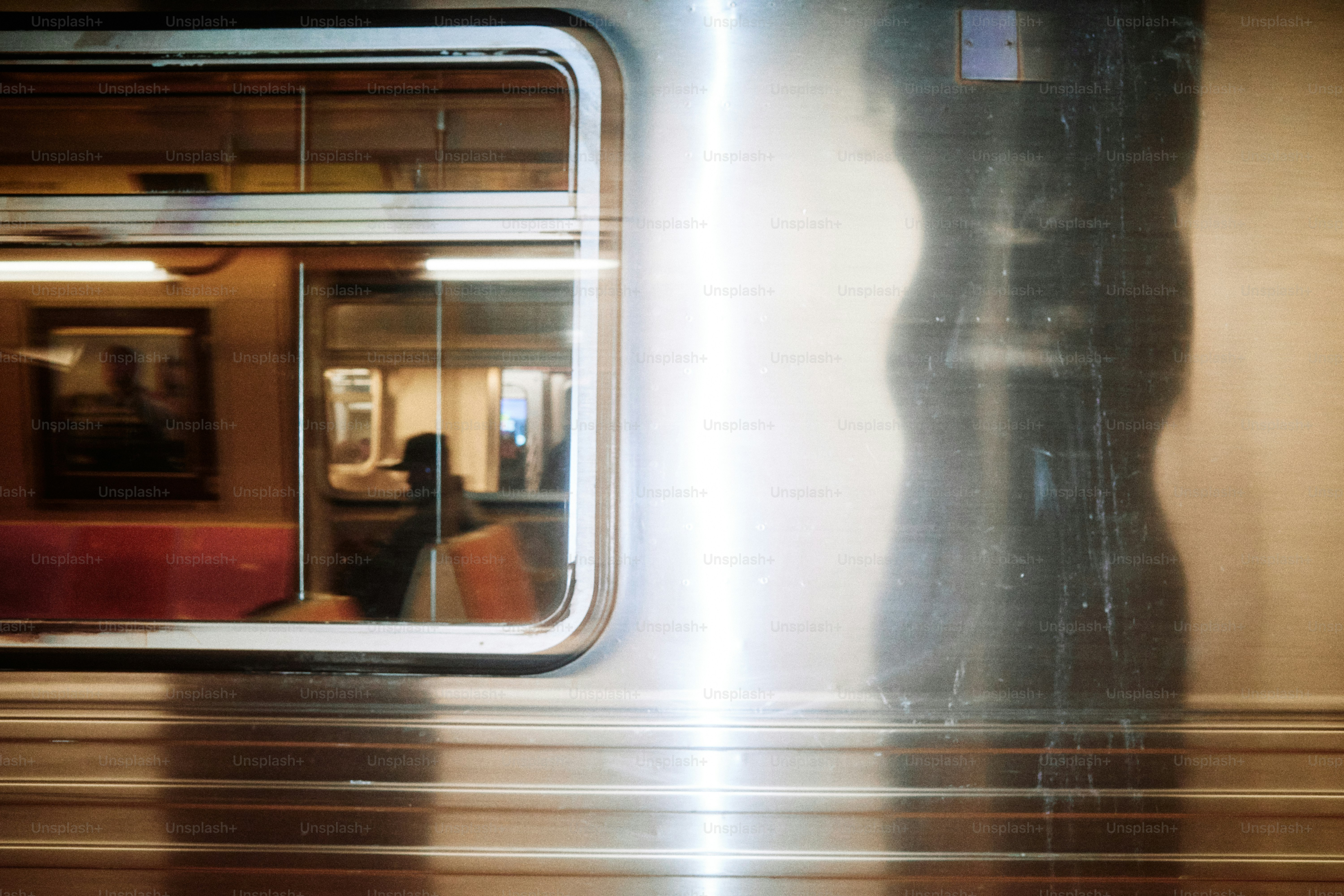 반짝이는 기차 칸 내부에 비친 반사