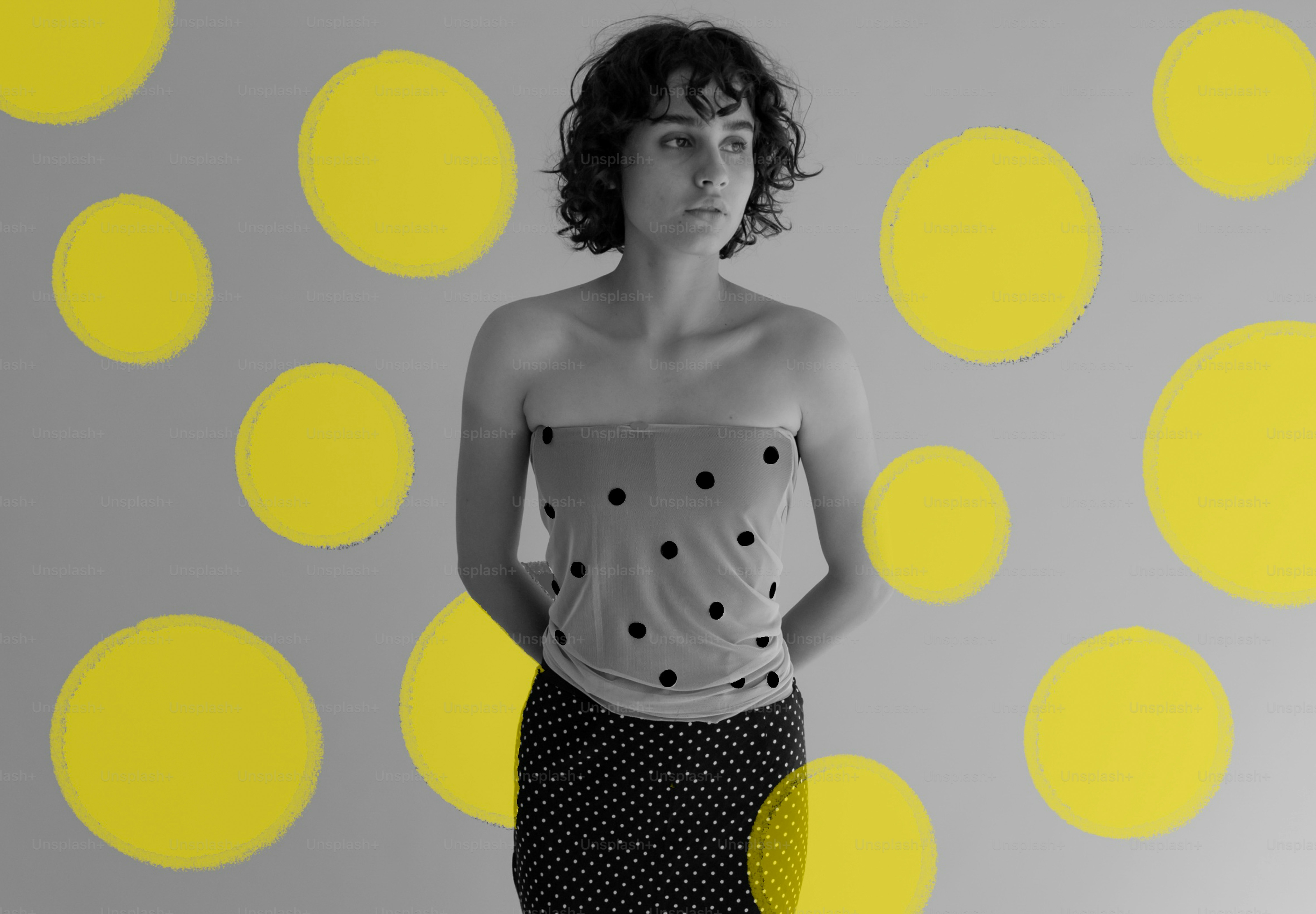 Mujer con lunares y fondo de círculos amarillos