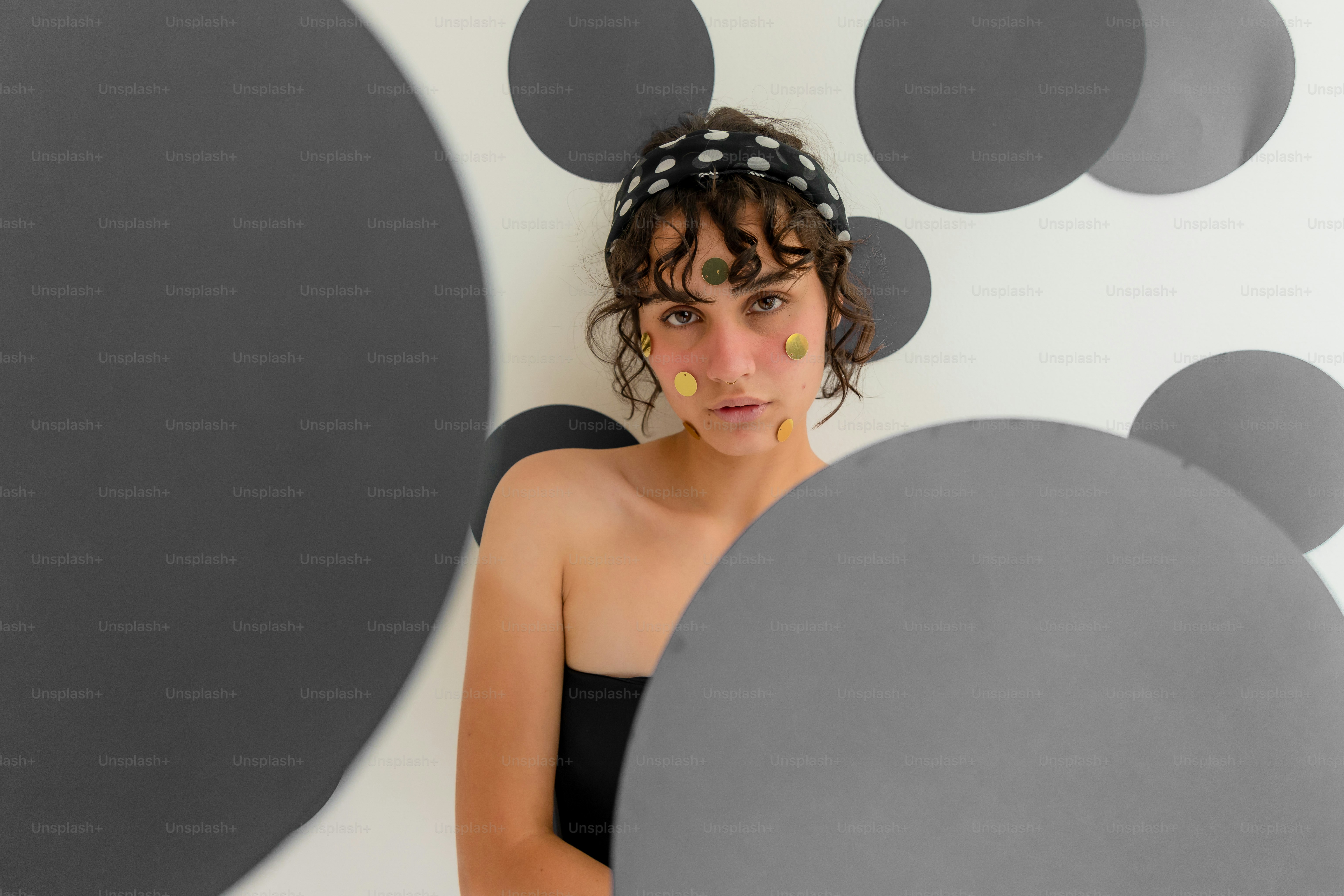 Donna con fascia a pois e trucco sul viso