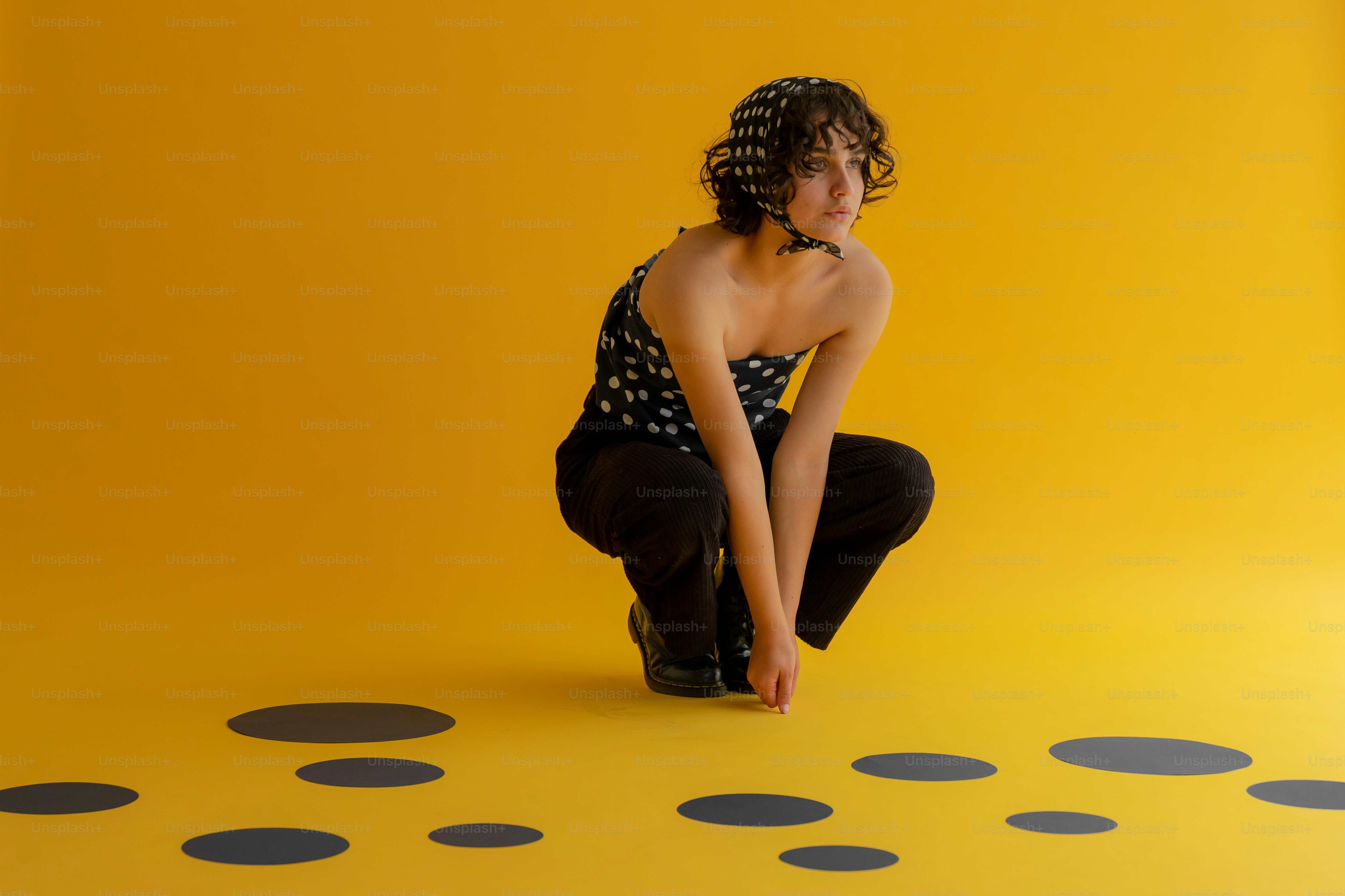 Joven con lunares sobre fondo amarillo