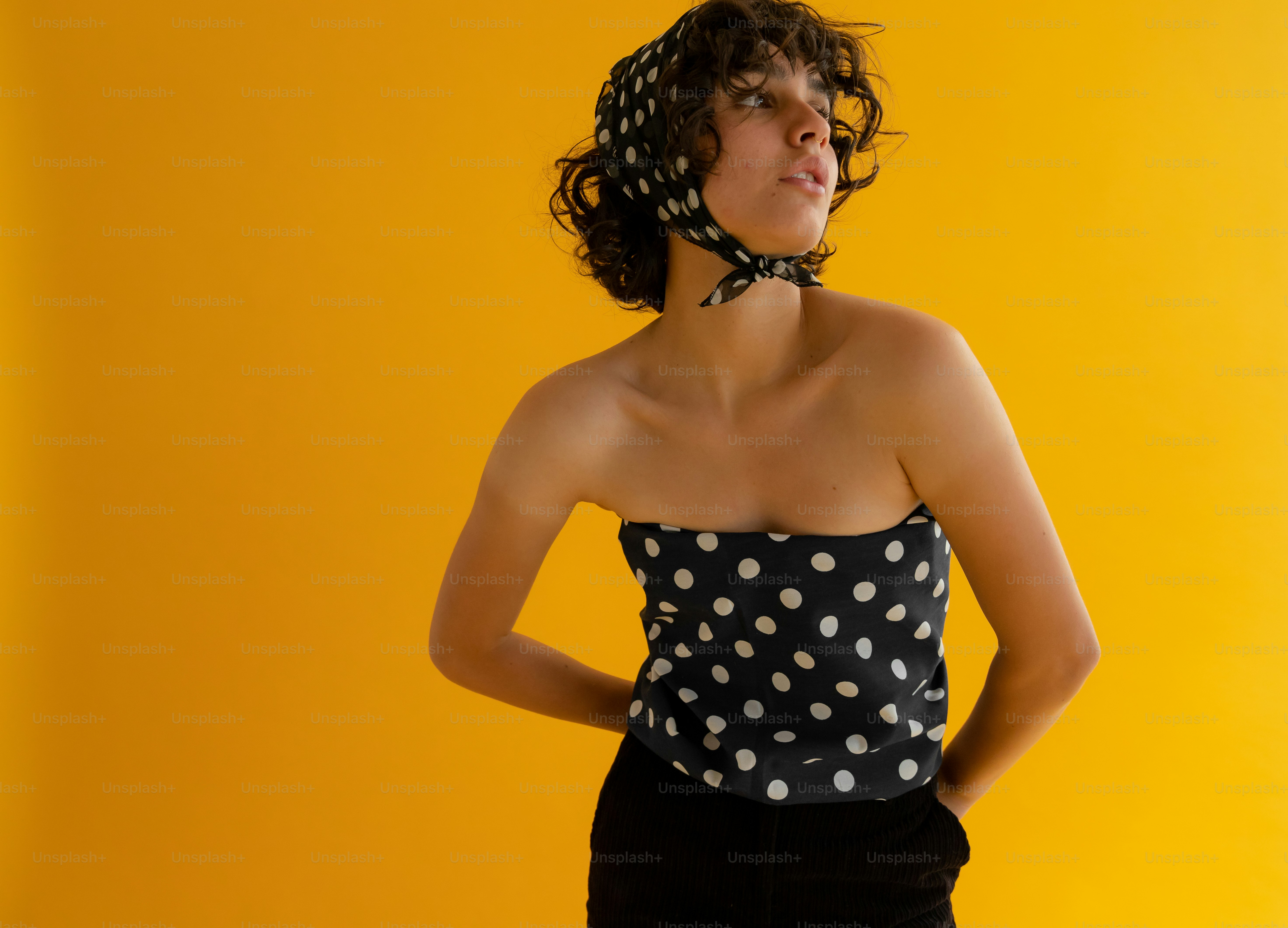 Wanita dengan bandana dan atasan polkadot