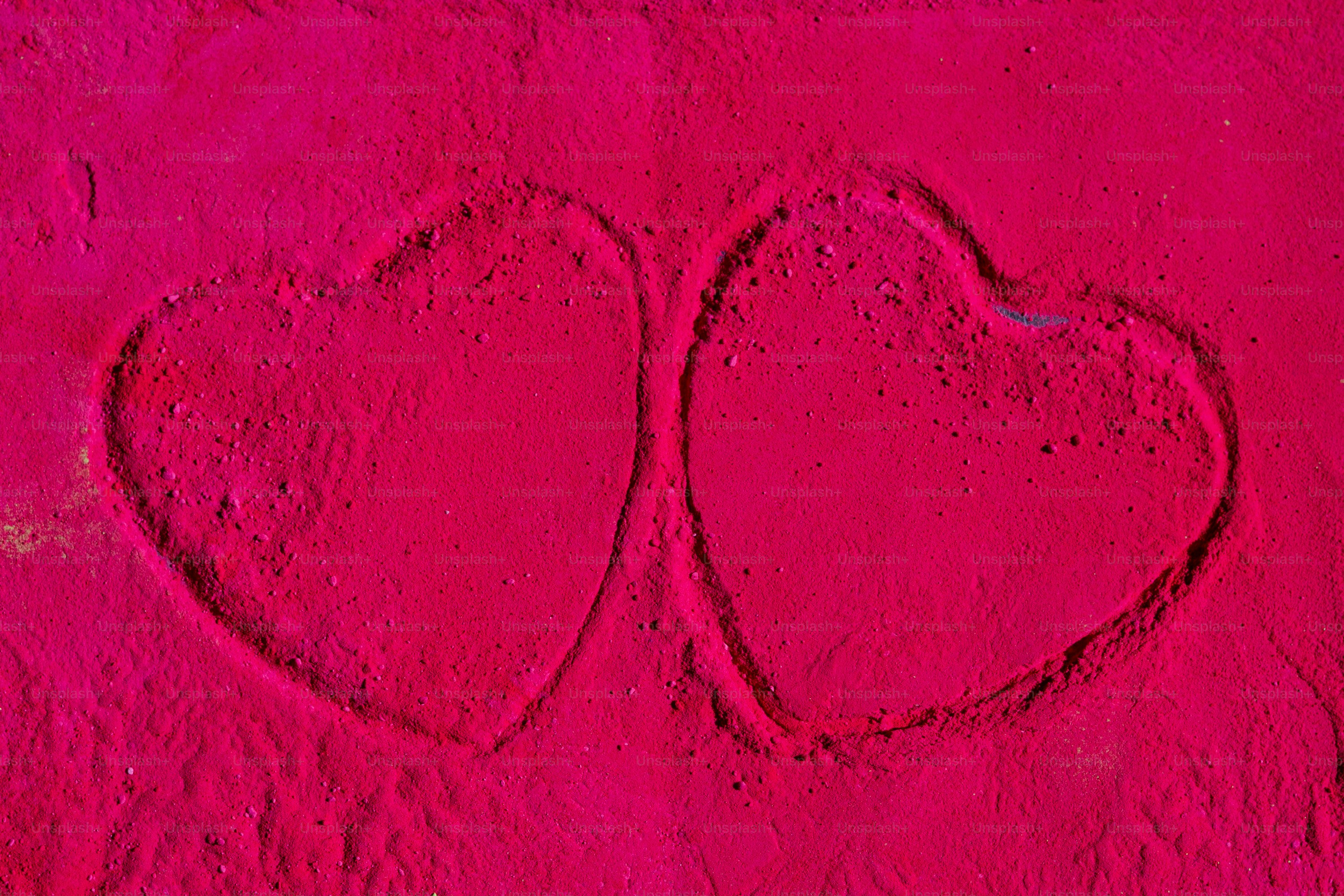 Dois corações entalhados sobre fundo rosa