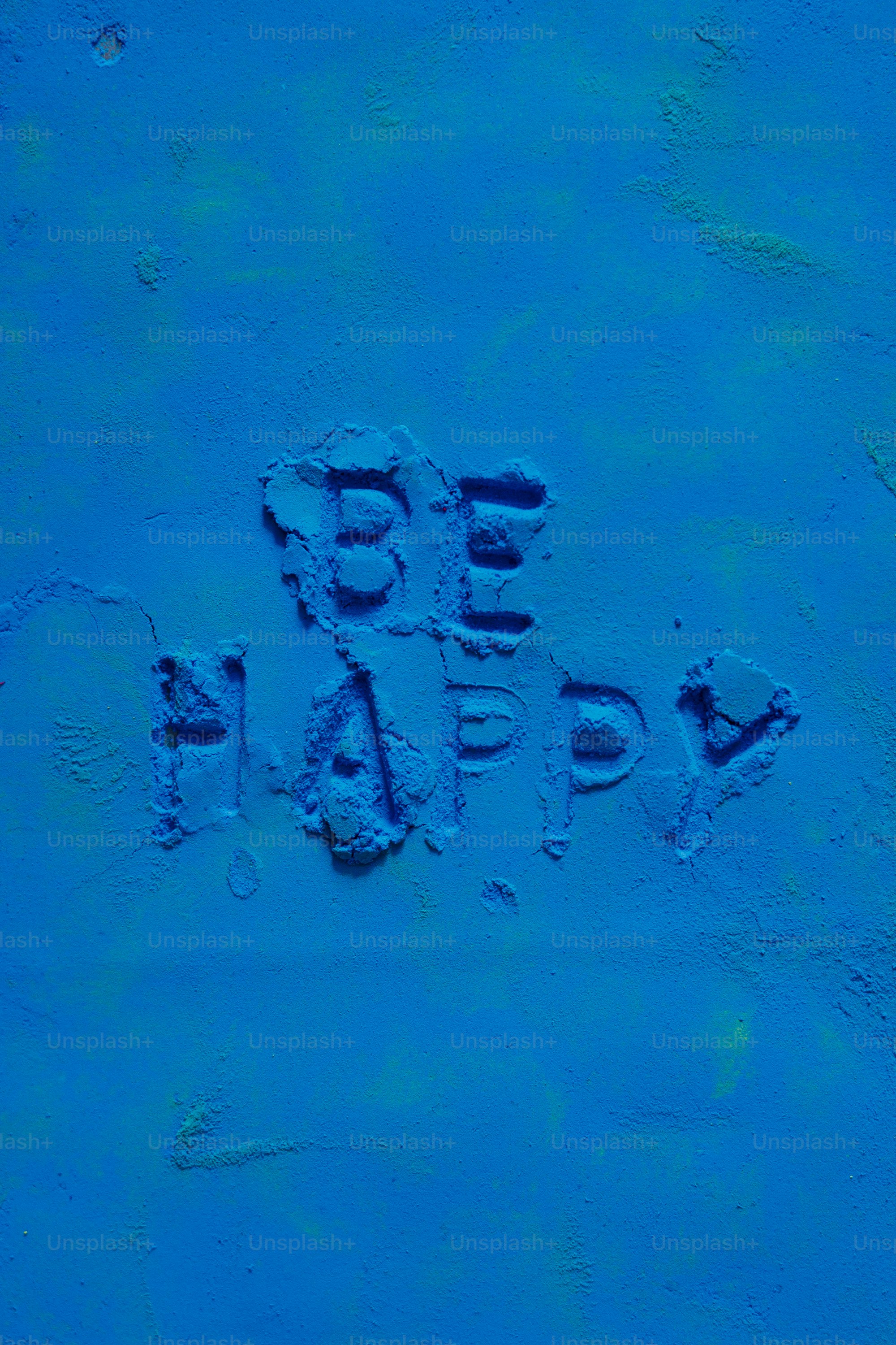 Texte d’être heureux pressé dans de l’argile bleue