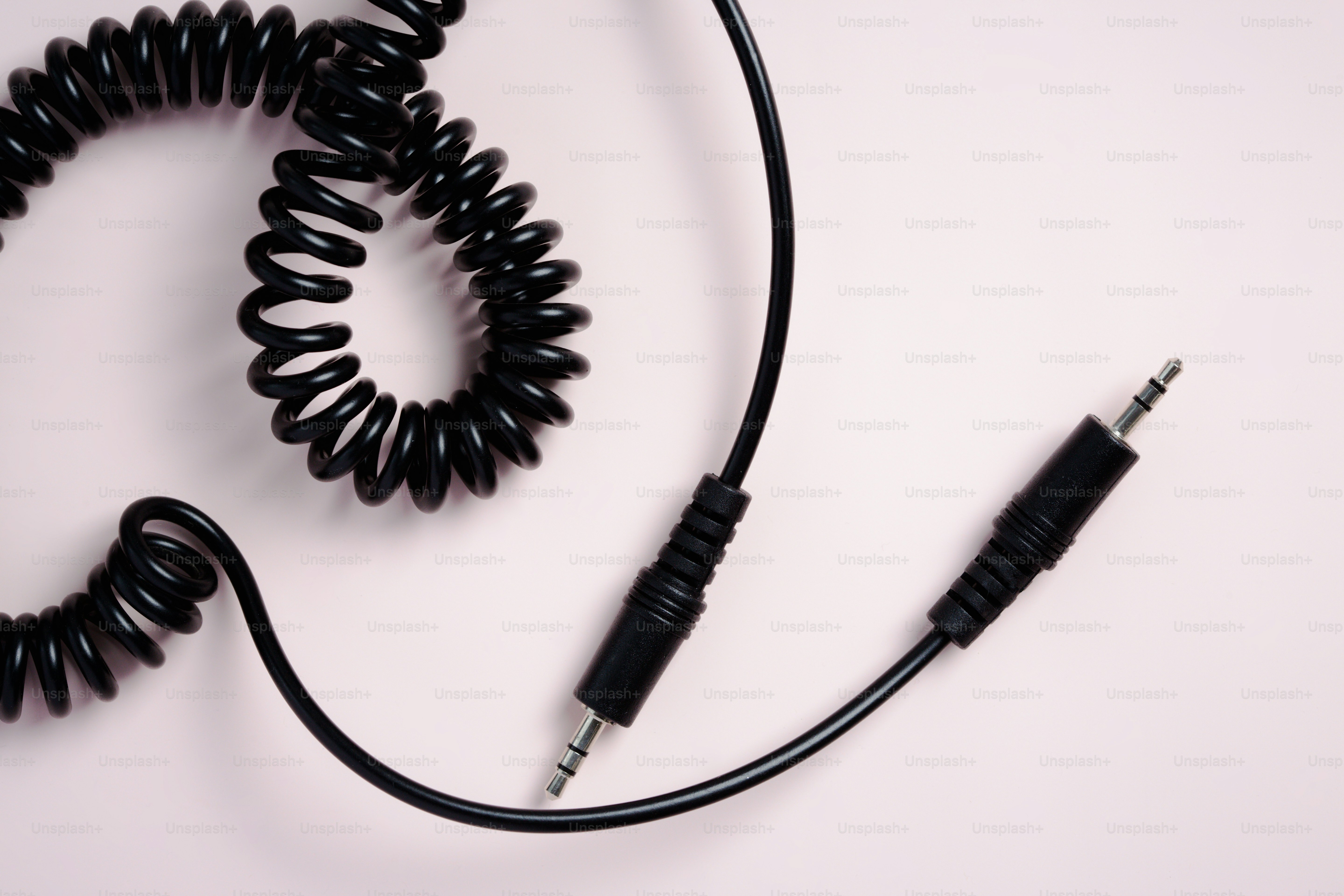 Câble audio en spirale noire avec deux prises jack