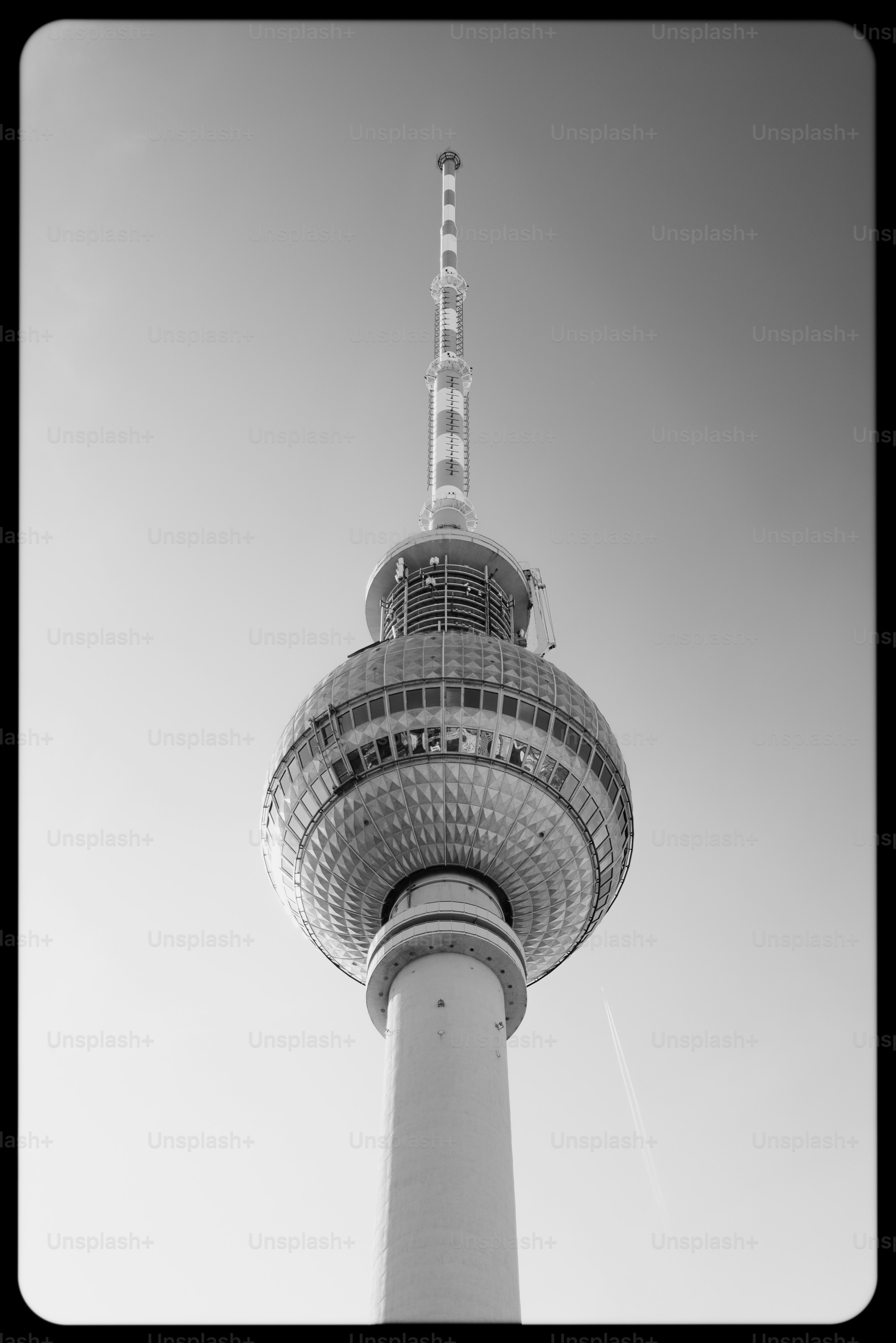La torre Fernseehturm en Berlín contra un cielo despejado