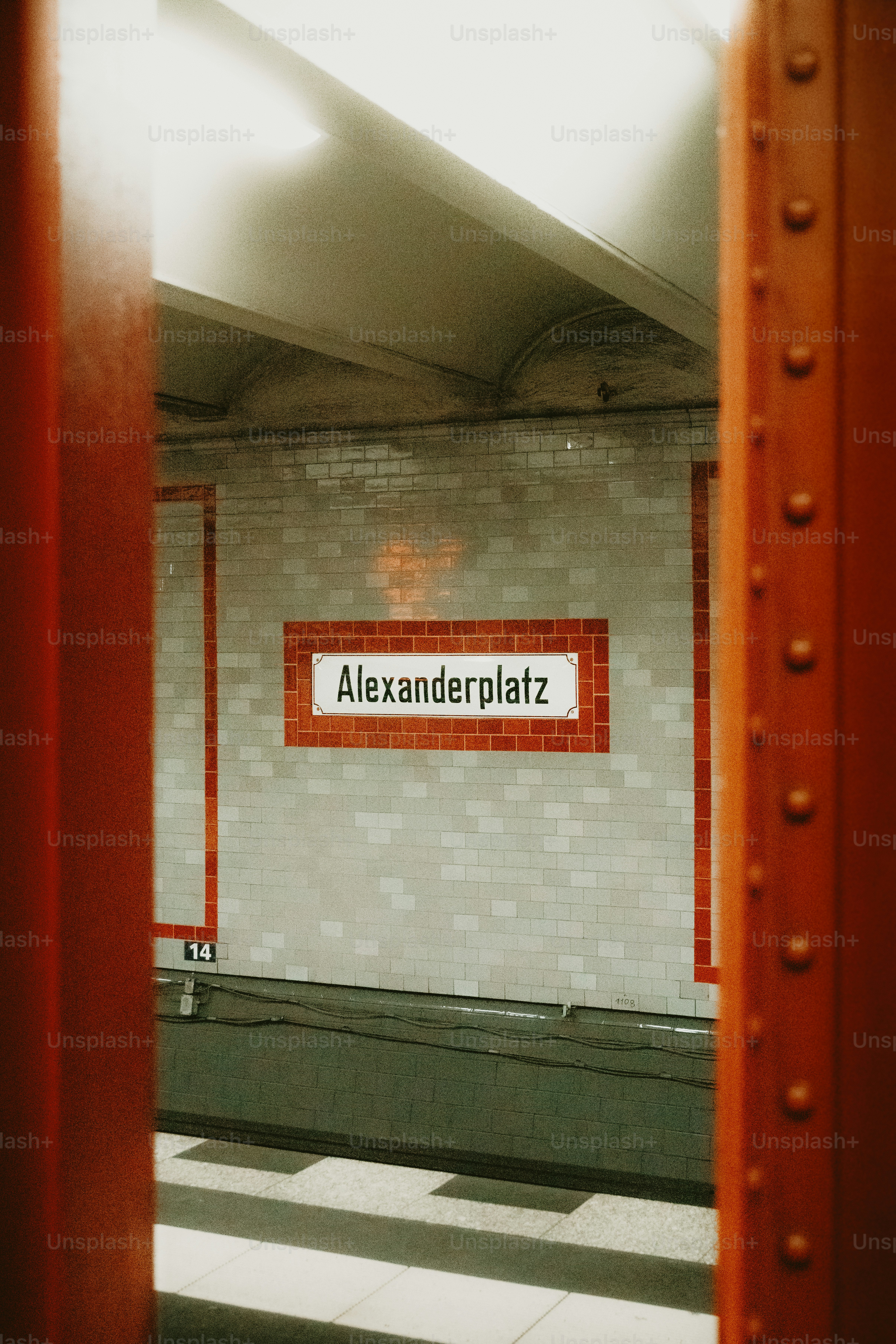 Cartello della stazione di Alexanderplatz su parete piastrellata