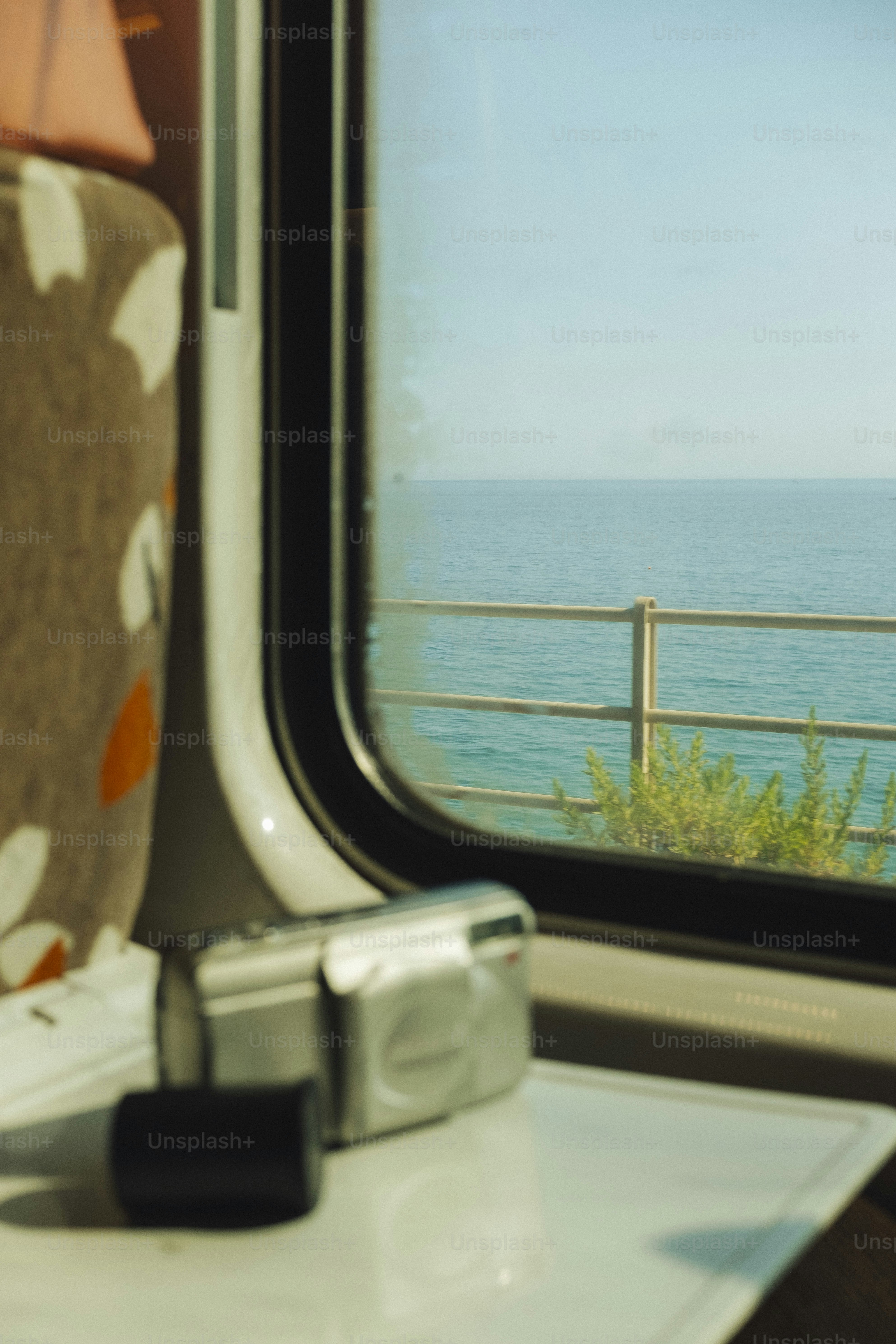 海辺の列車上のカメラとフィルム