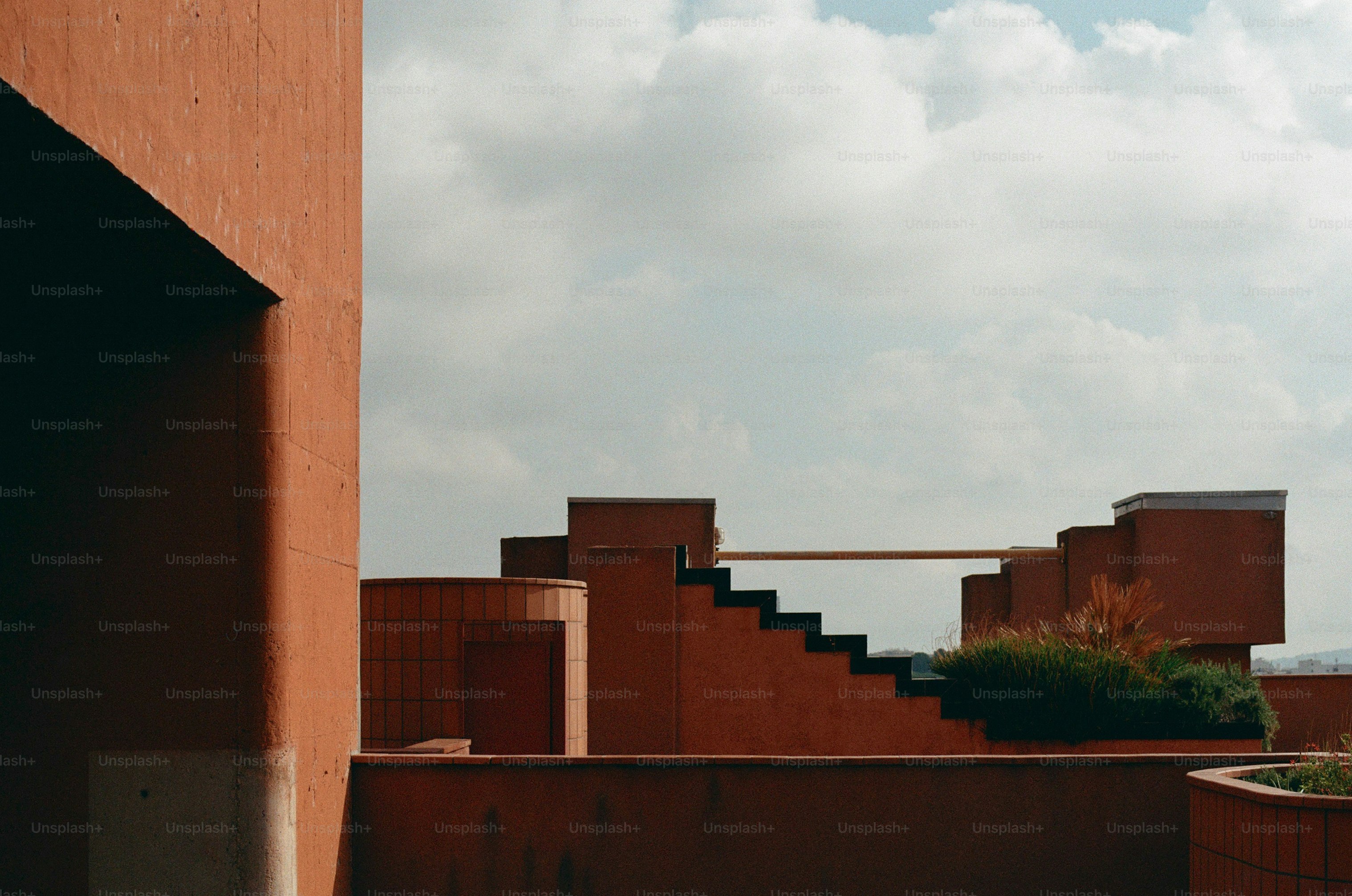 Modernes Terrakottagebäude mit geometrischen Treppen