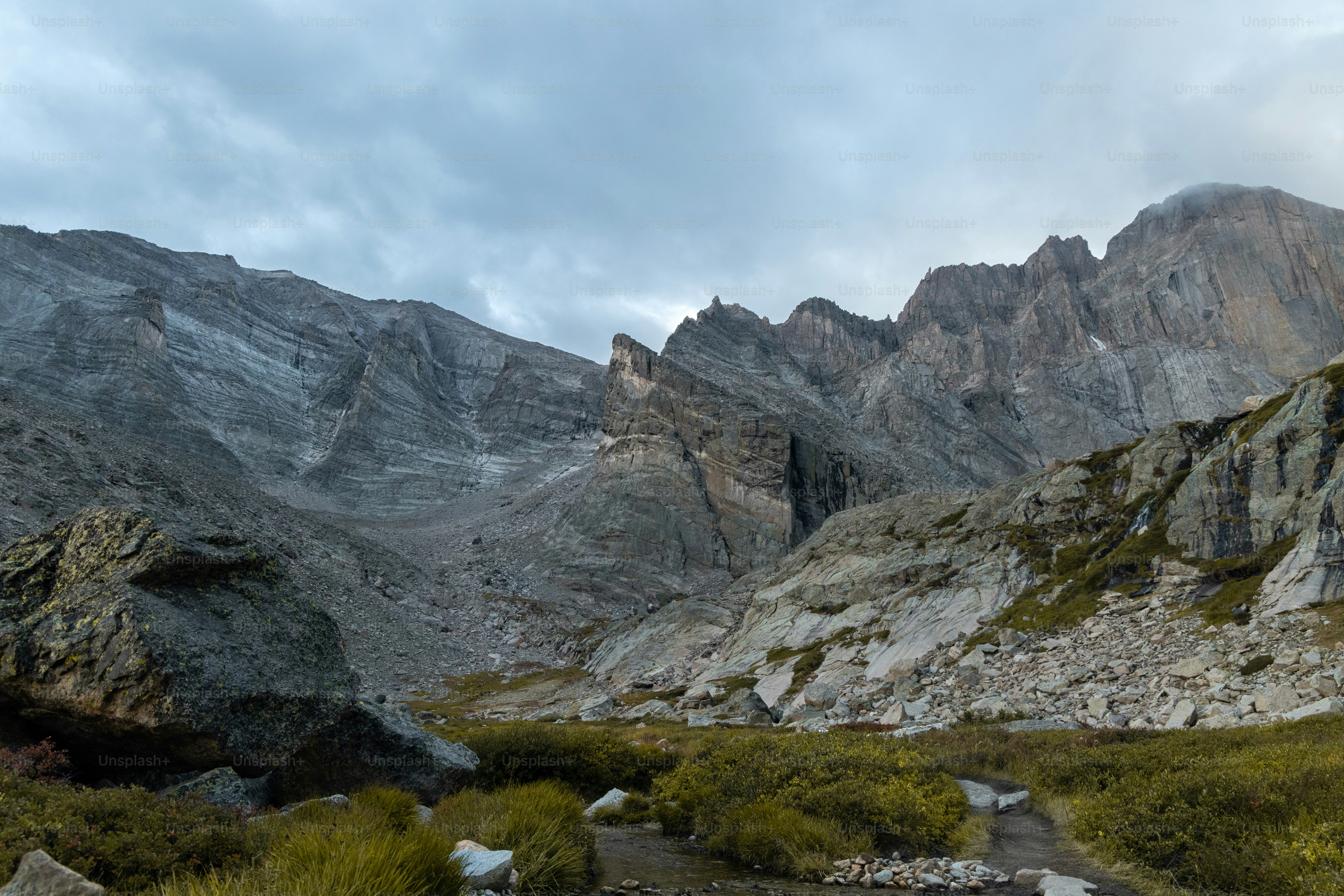 흐린 하늘 아래 록키 산맥