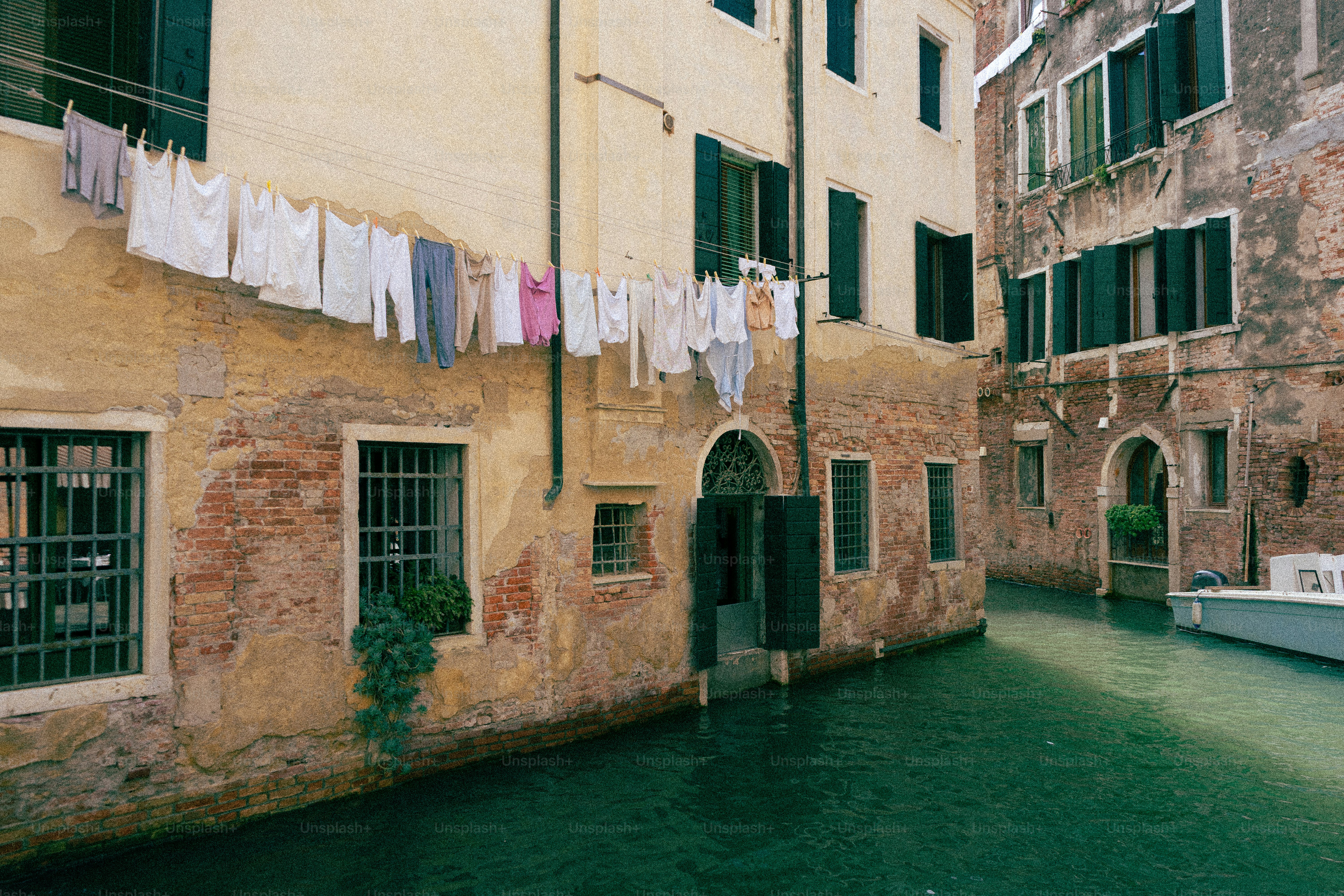 Kleidung, die an einer Leine über einem Kanal in Venedig trocknet.