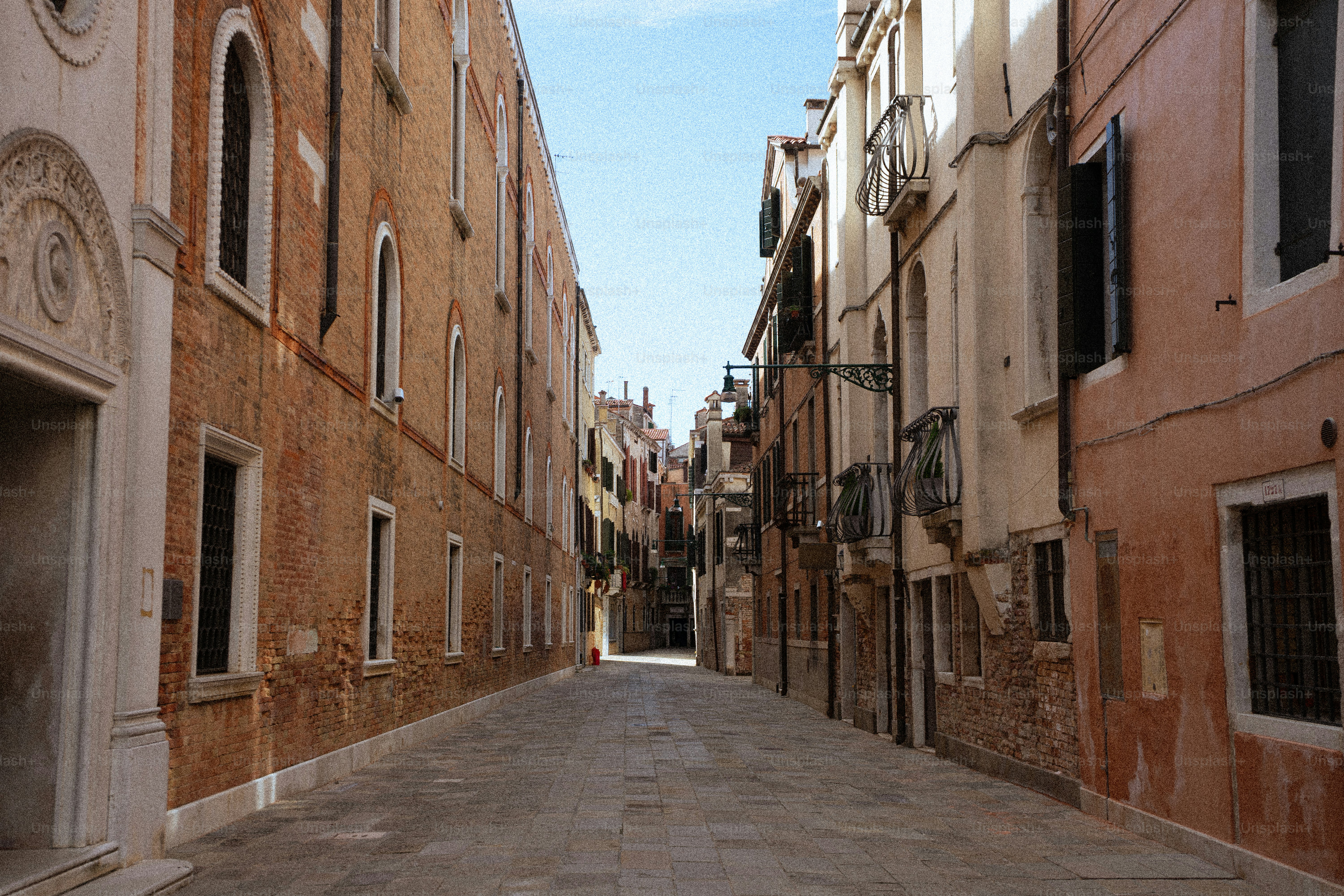 Enge Straße zwischen alten Gebäuden in Venedig