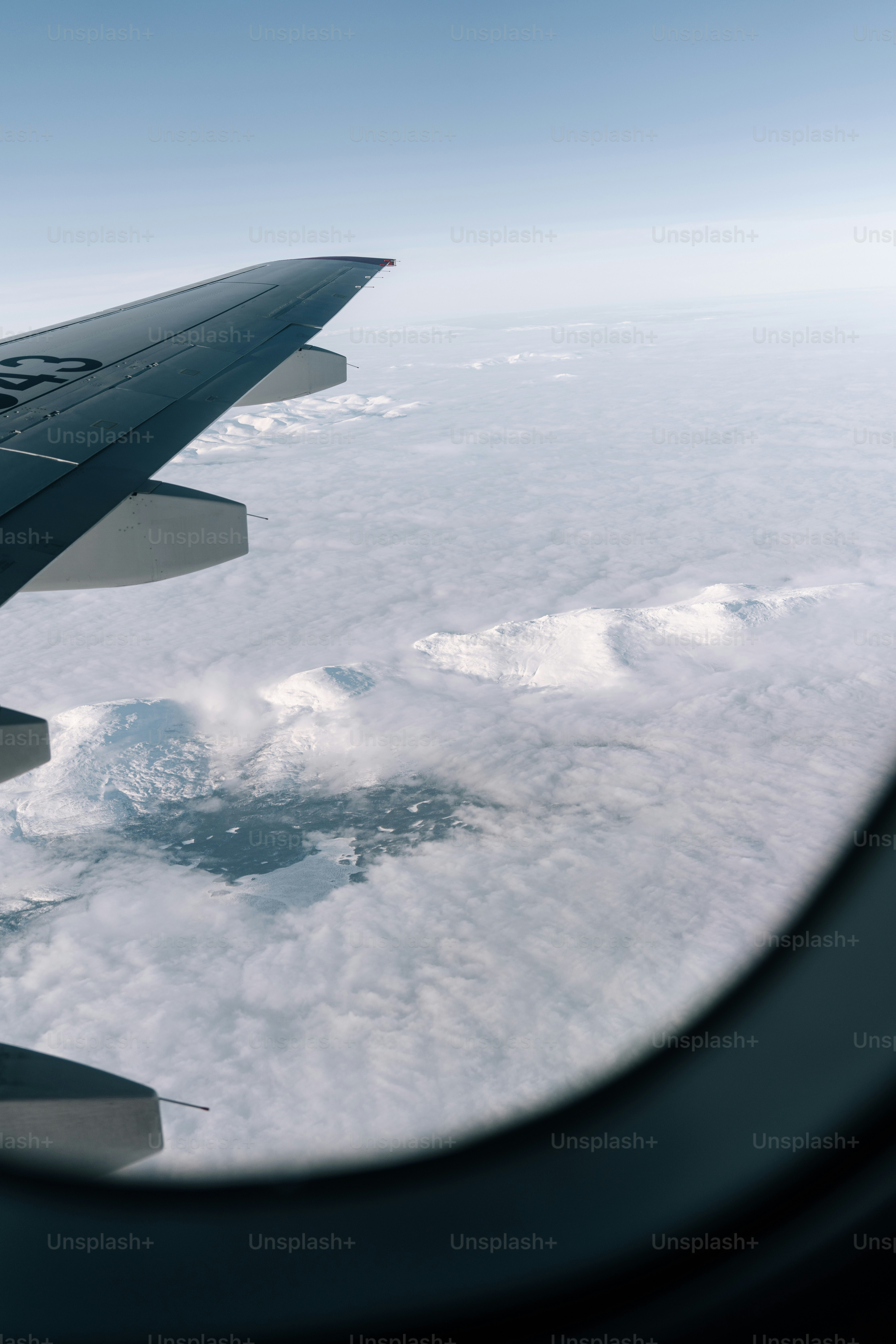 Vista de nubes y montañas desde la ventana del avión