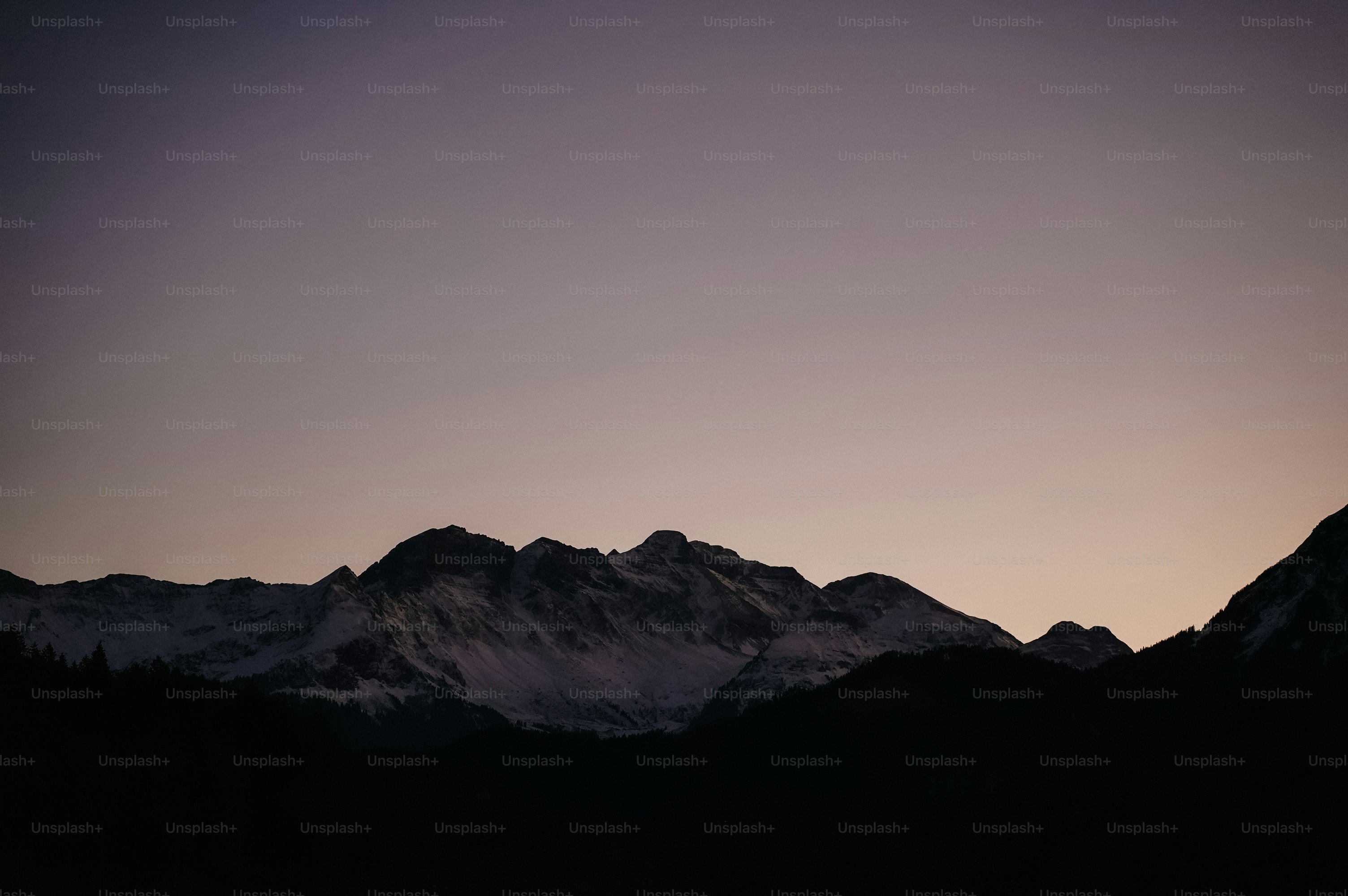 Silhouette de chaîne de montagnes sur un ciel sombre