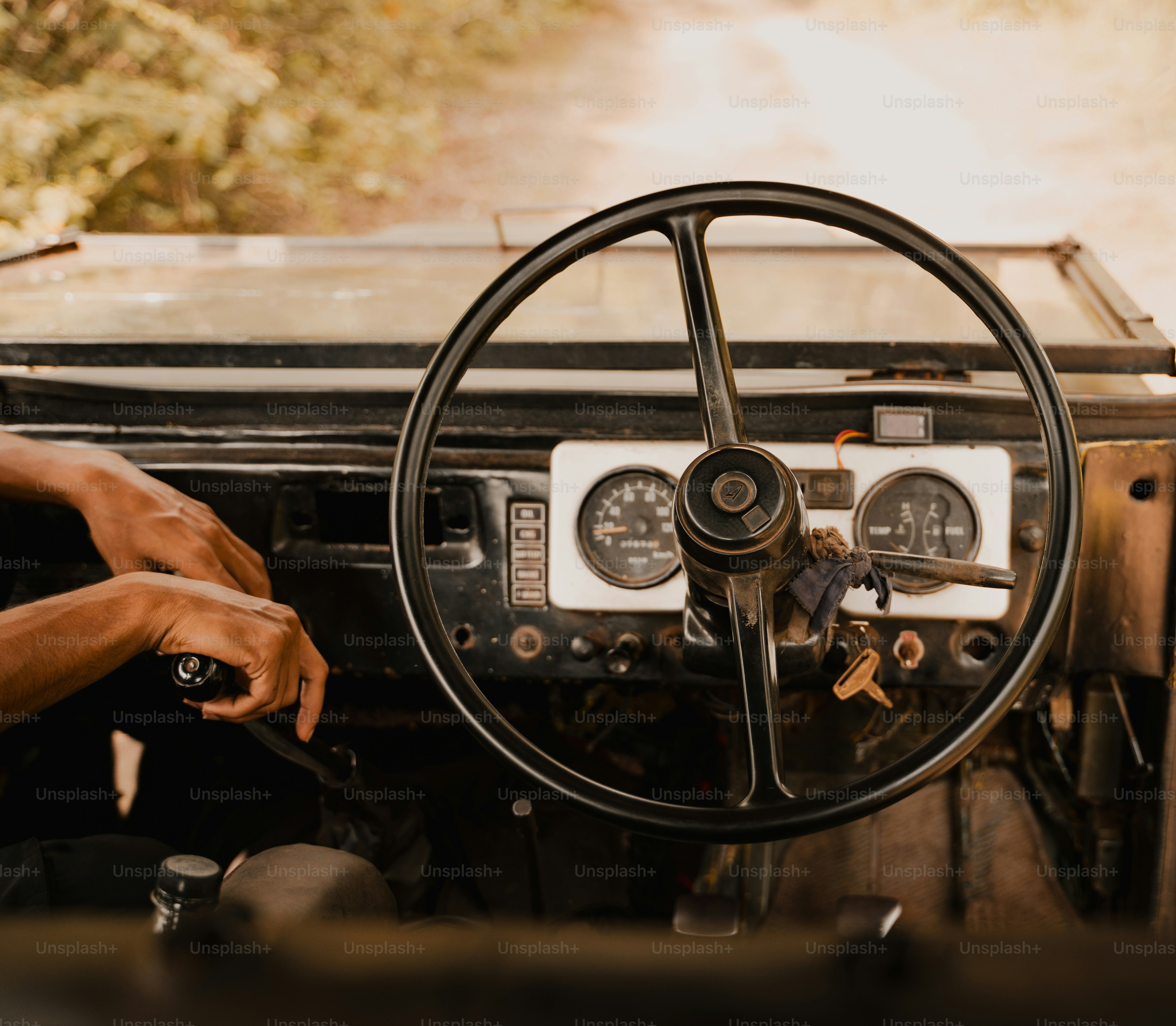 Les mains sur le volant d’une vieille jeep