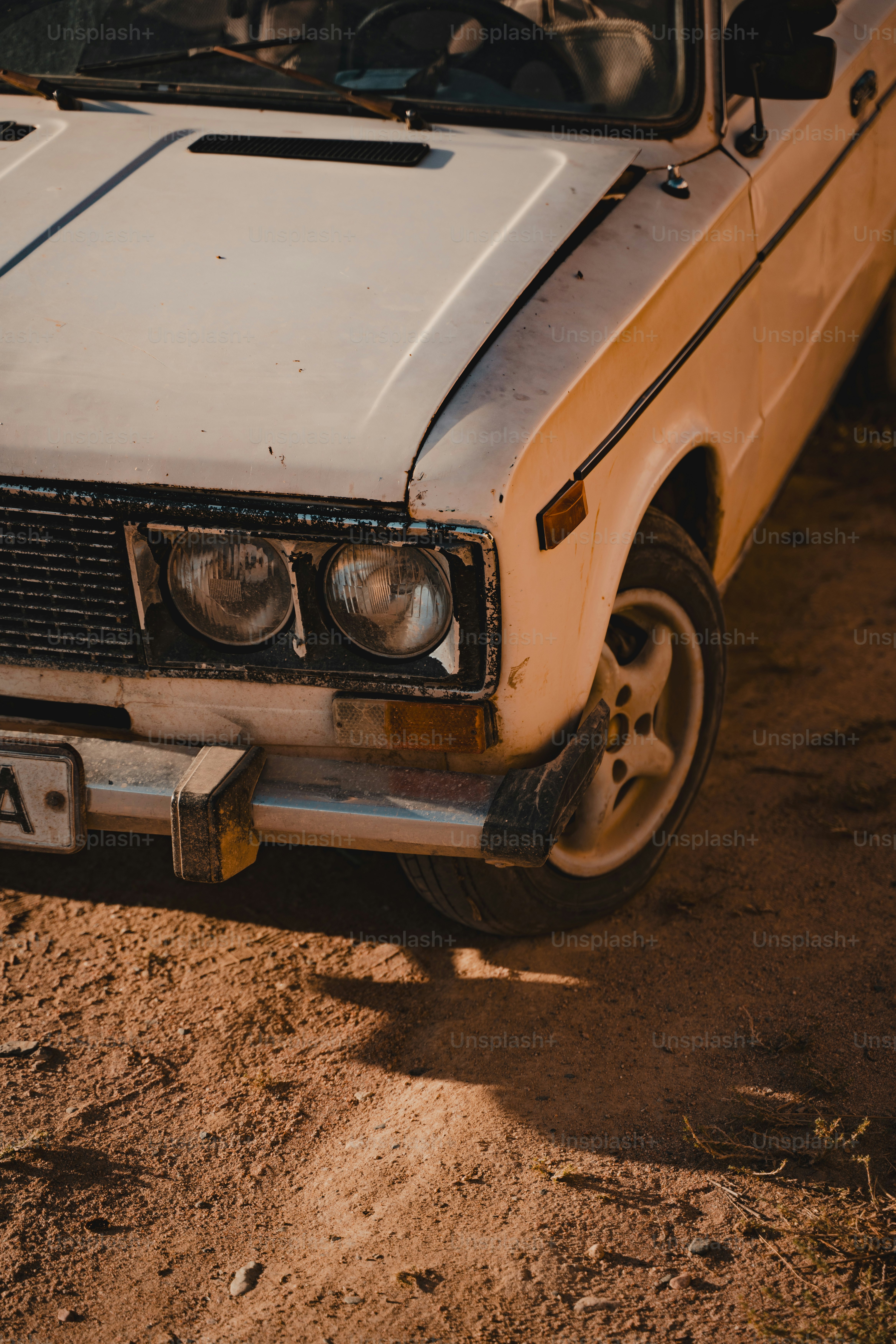 Primer plano de un coche blanco vintage sobre tierra