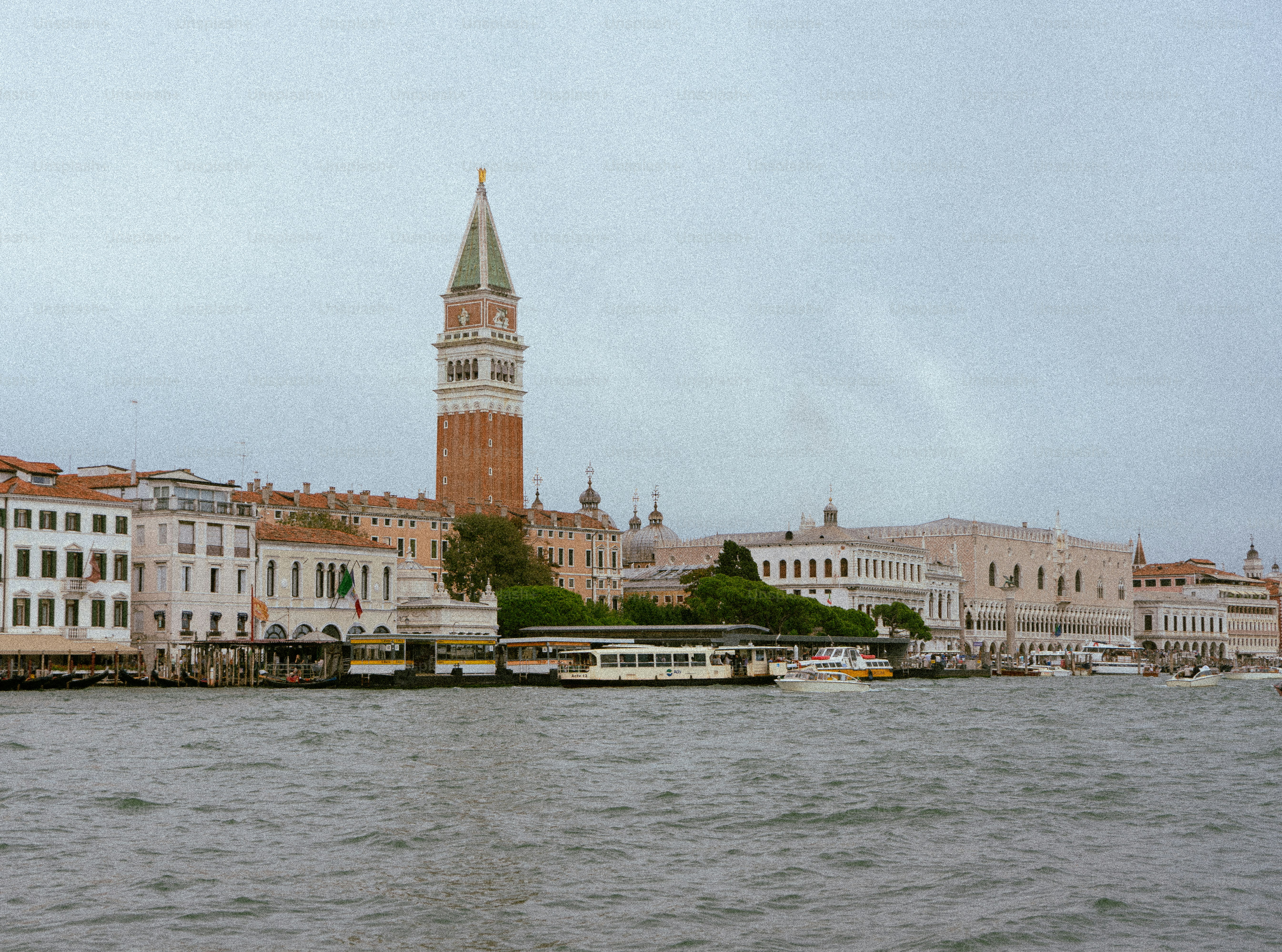 Venedigs Stadtbild mit einem hohen Glockenturm und Kanal.