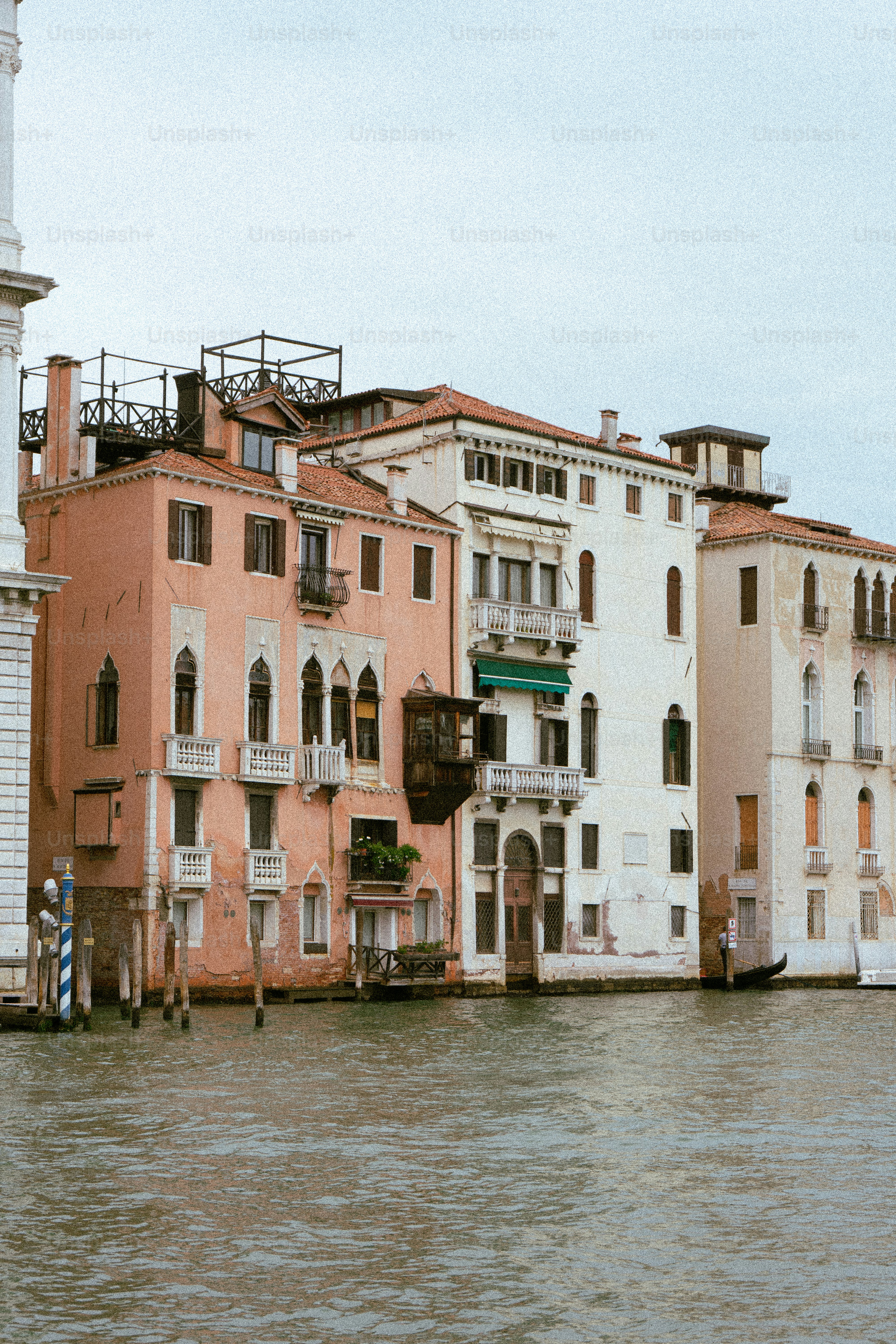 Historische Gebäude säumen einen Kanal in Venedig, Italien