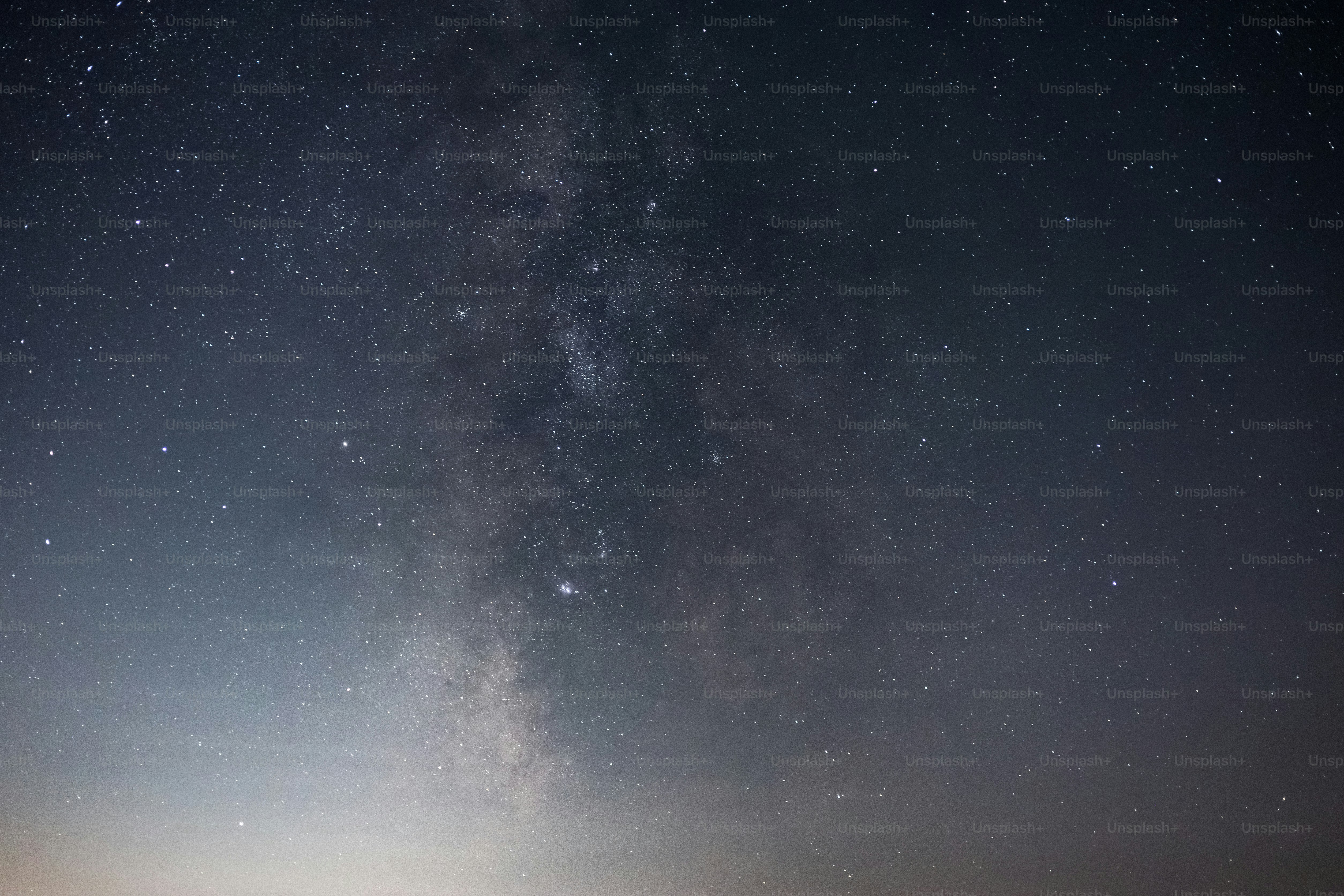 A galáxia Via Láctea visível em um céu noturno claro.