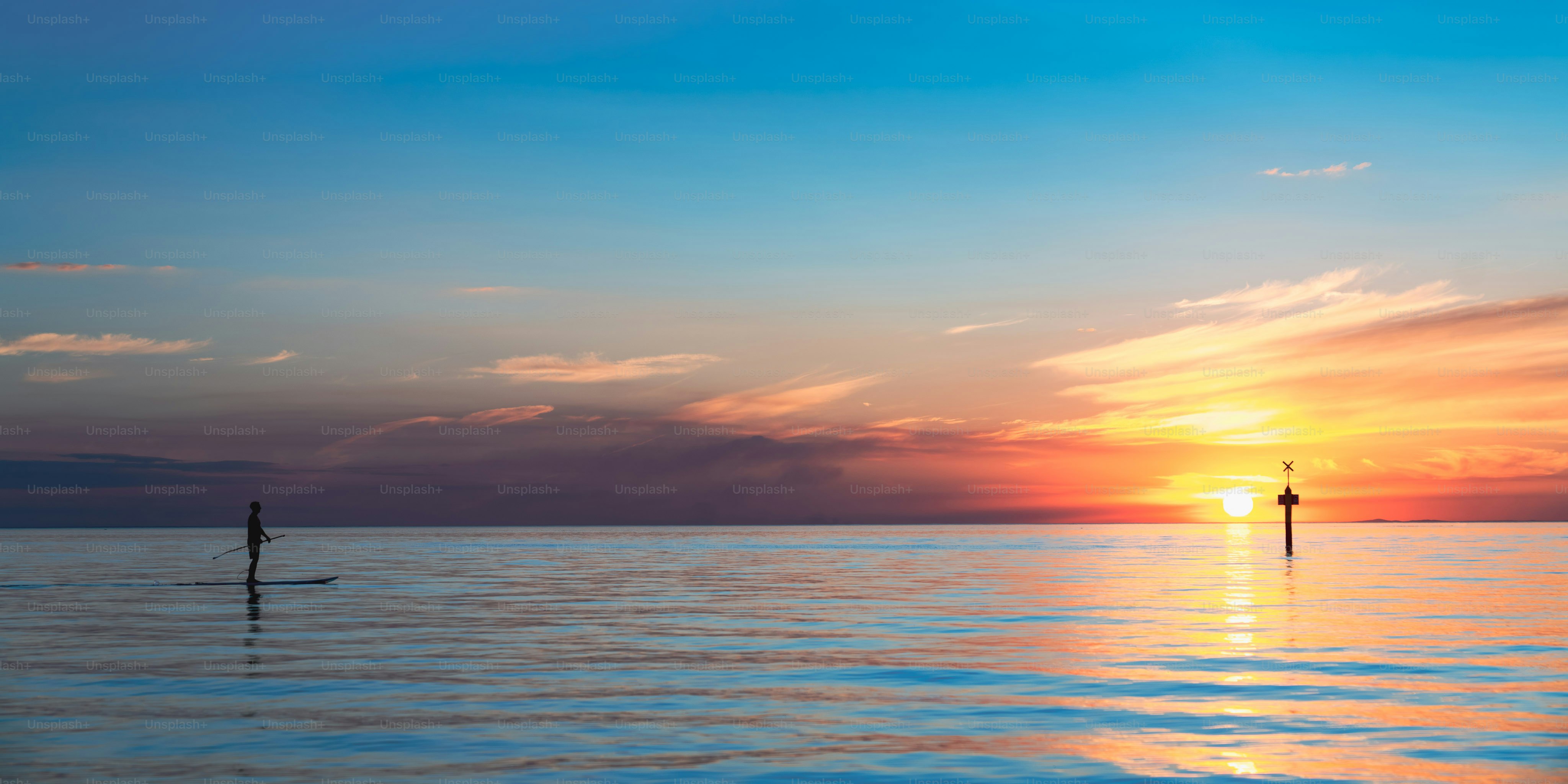 Coucher de soleil sur l’océan avec une bouée et une bouée.