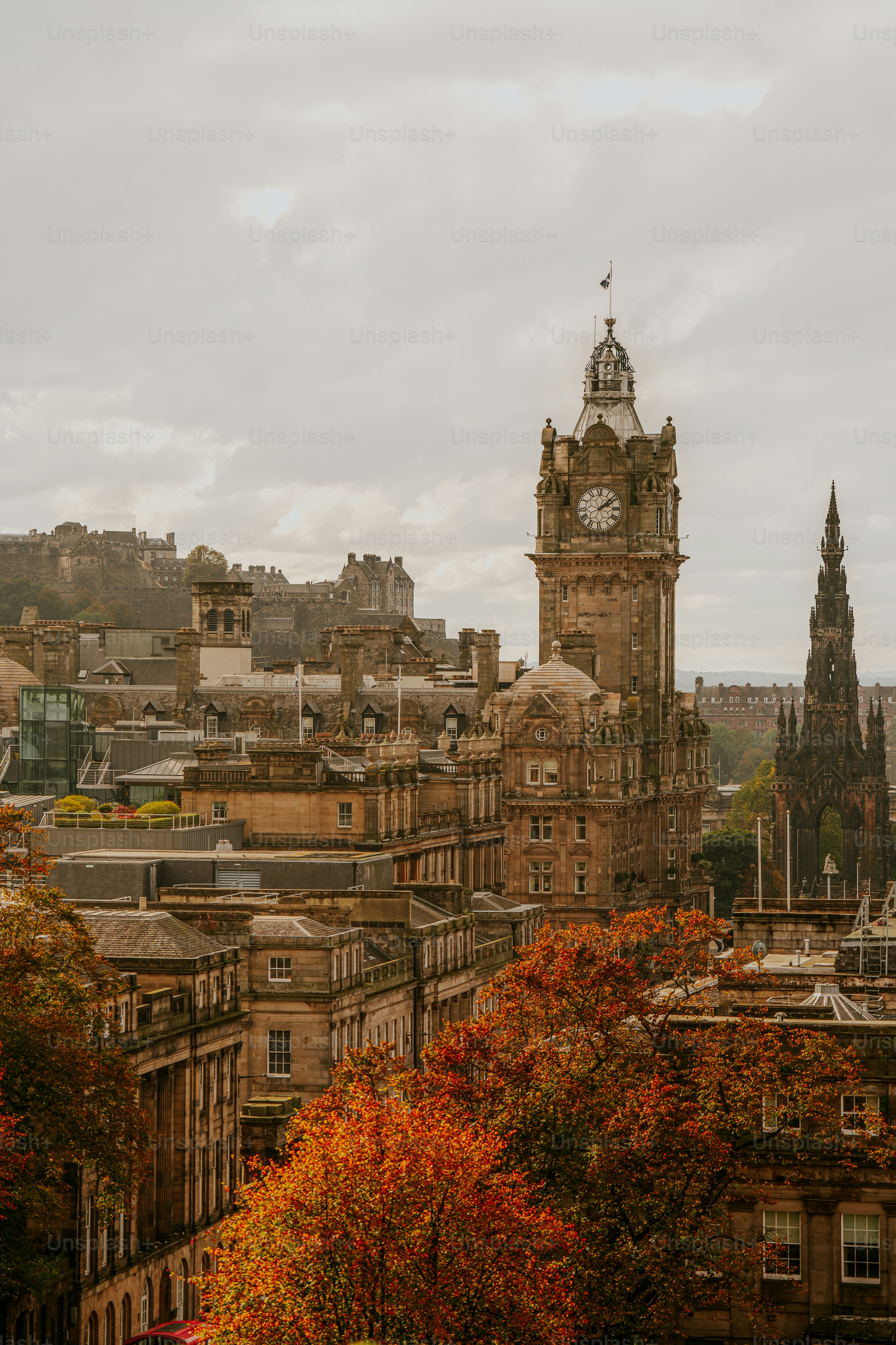 Stadtbild von Edinburgh mit Herbstlaub und Uhrturm.