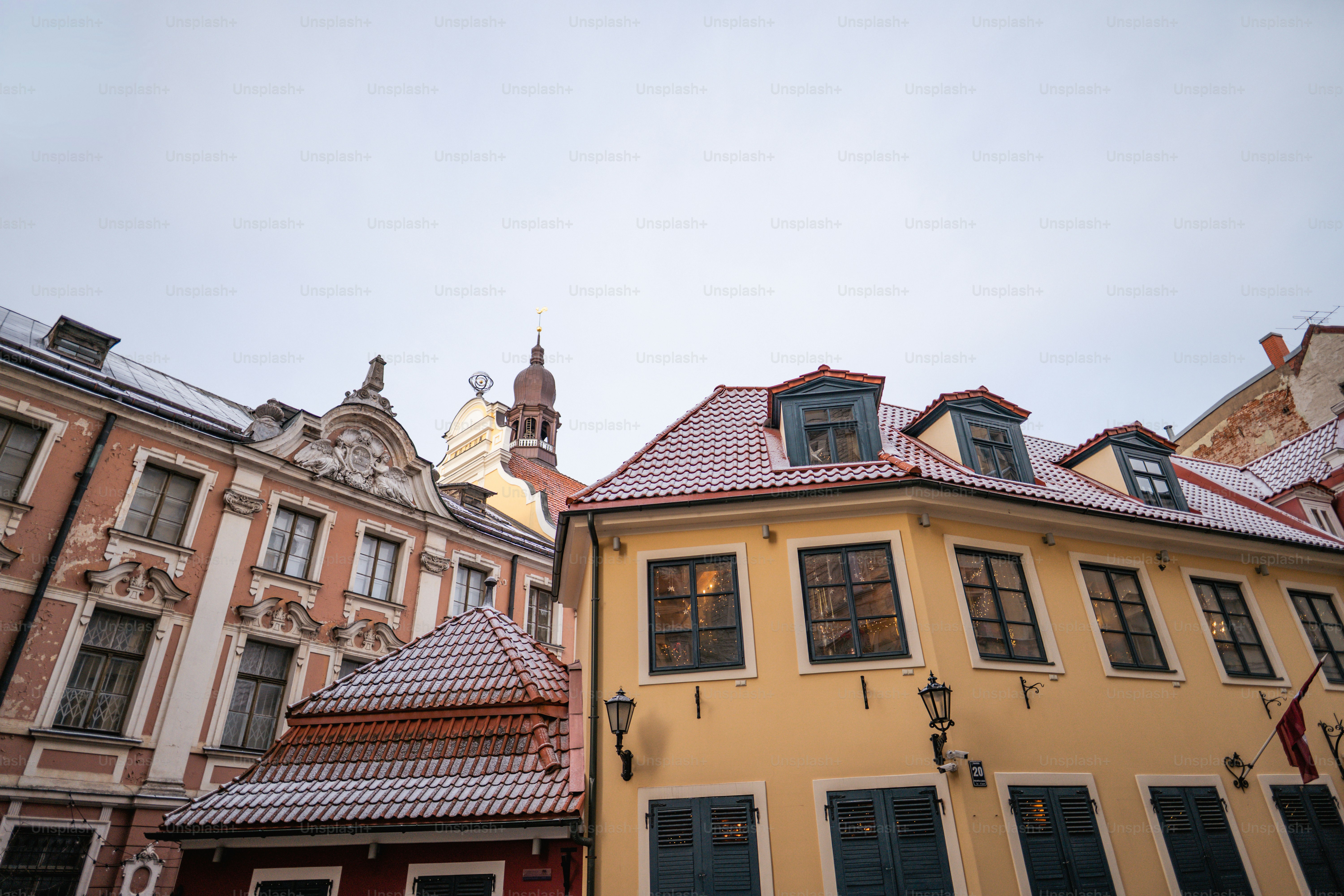 Schneebedeckte Gebäude in einer alten europäischen Stadt.