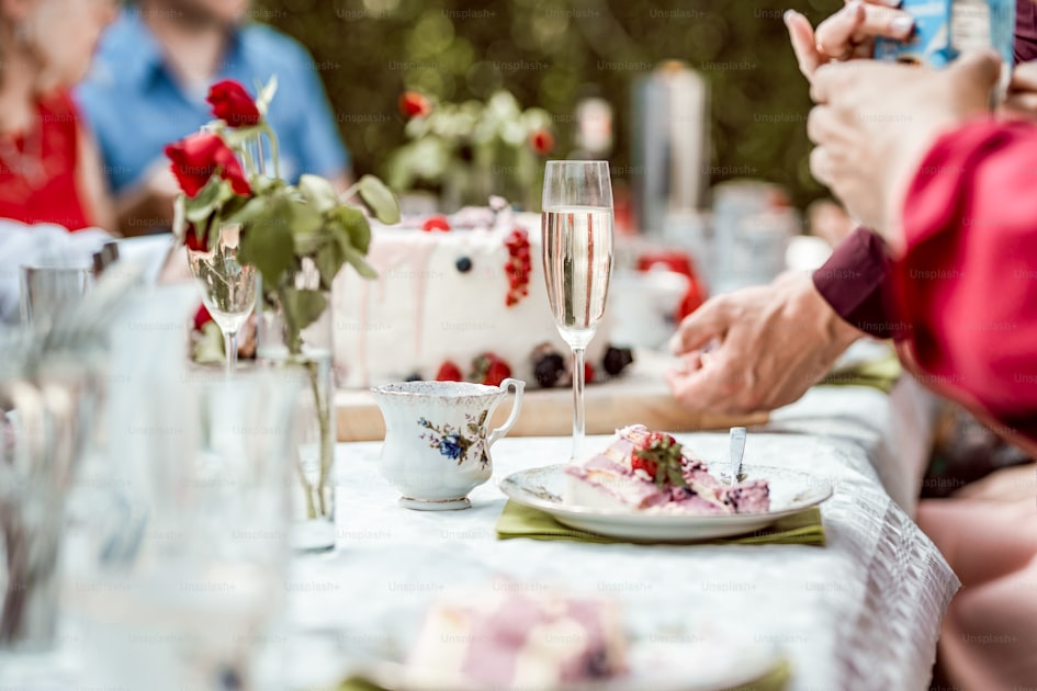 Persone che festeggiano con torta e champagne