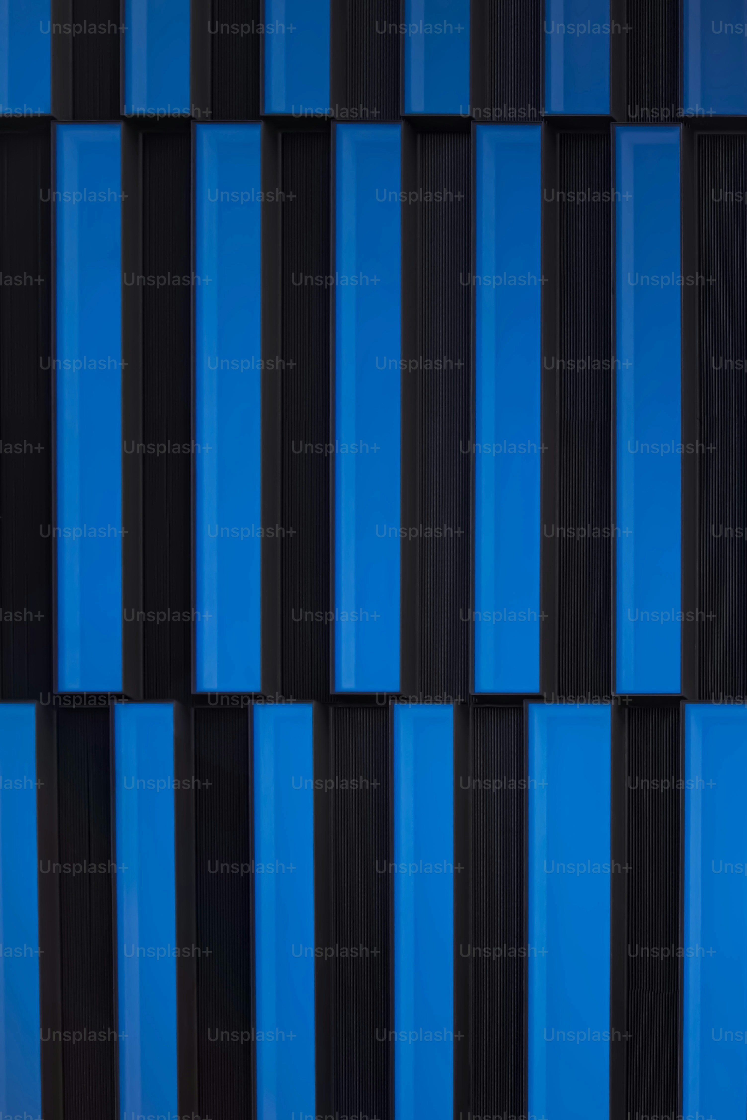 Motif alterné de bandes verticales bleues et noires