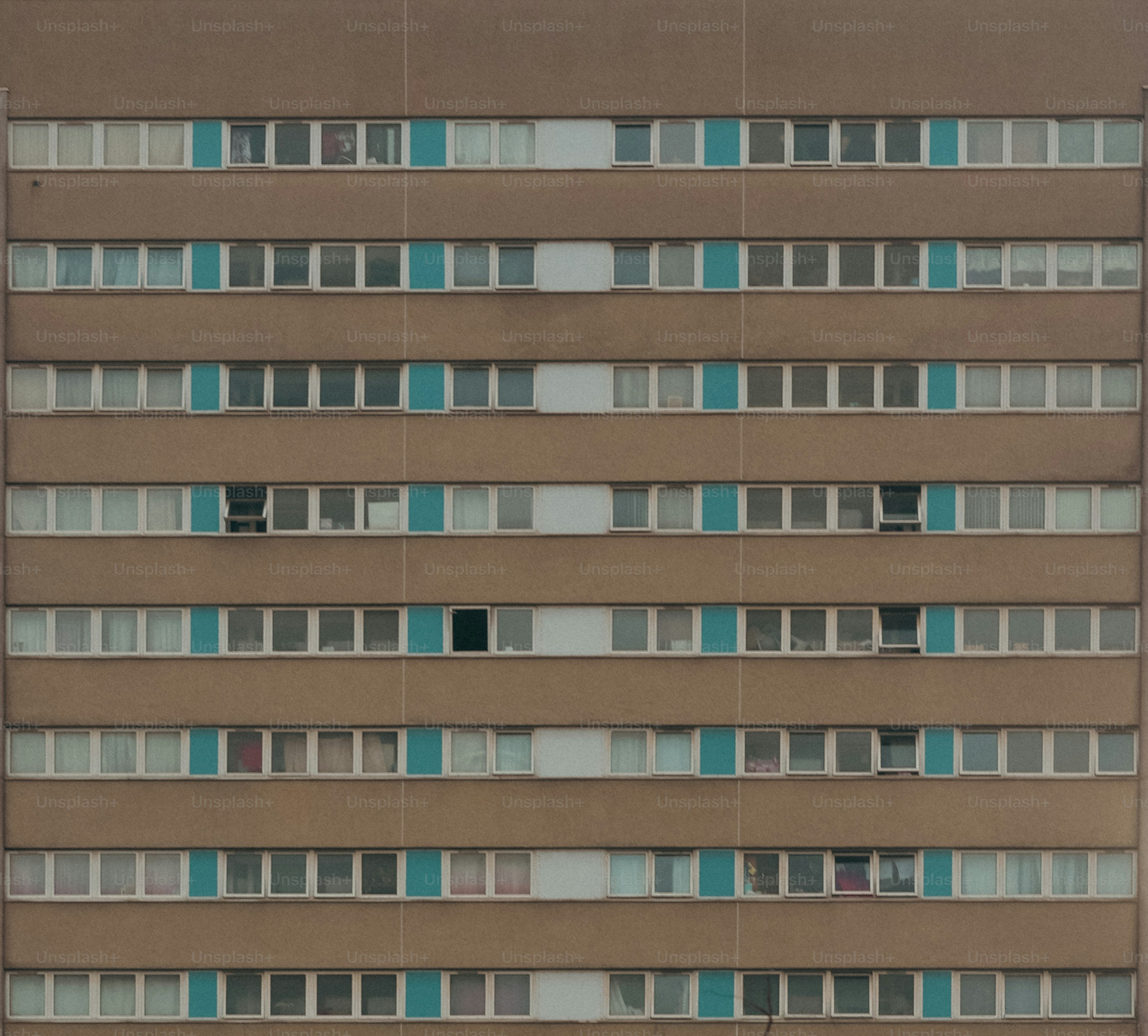 Ein sich wiederholendes Fenstermuster an einer Gebäudefassade.