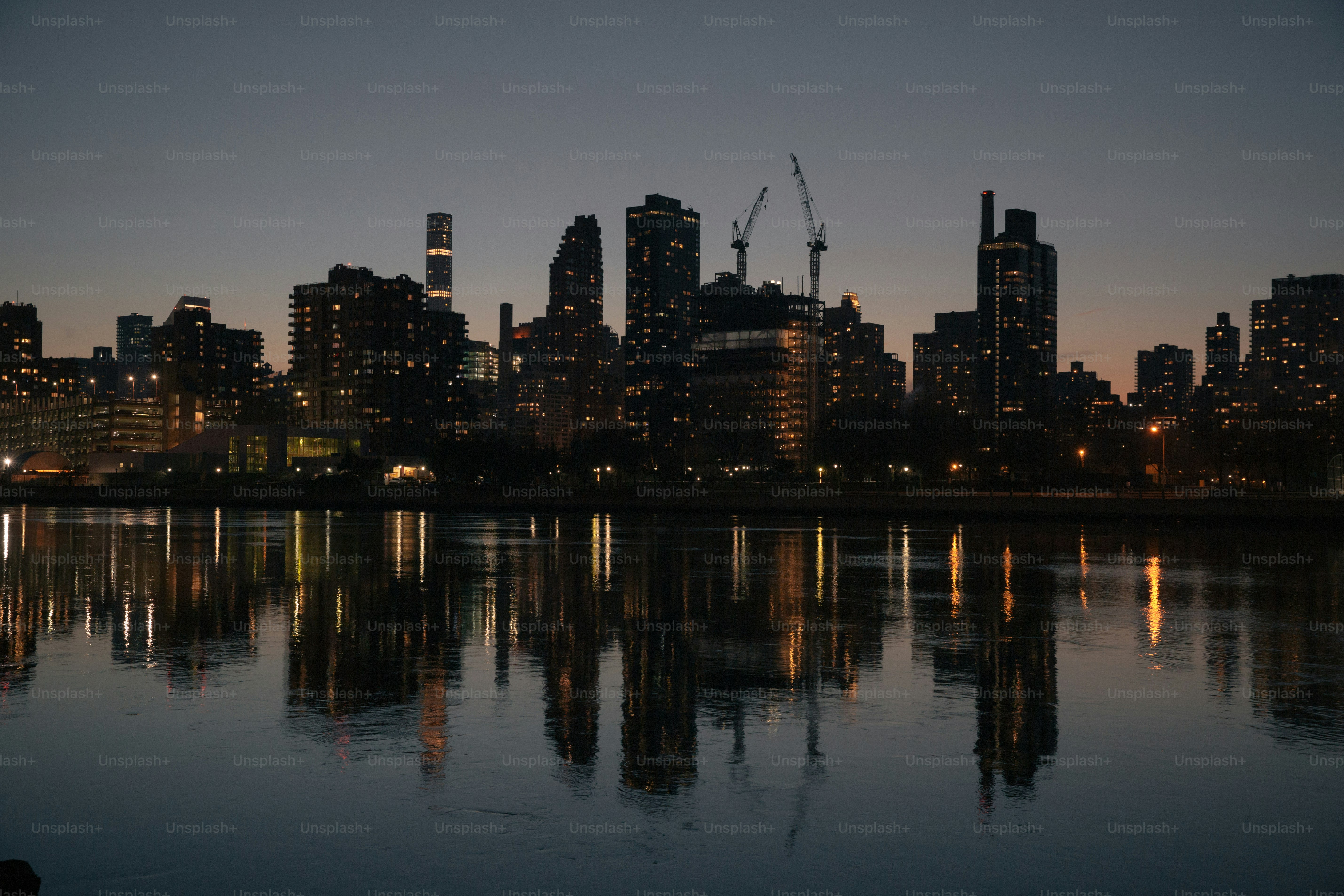 Stadtskyline mit Lichtern, die sich auf Wasser spiegeln