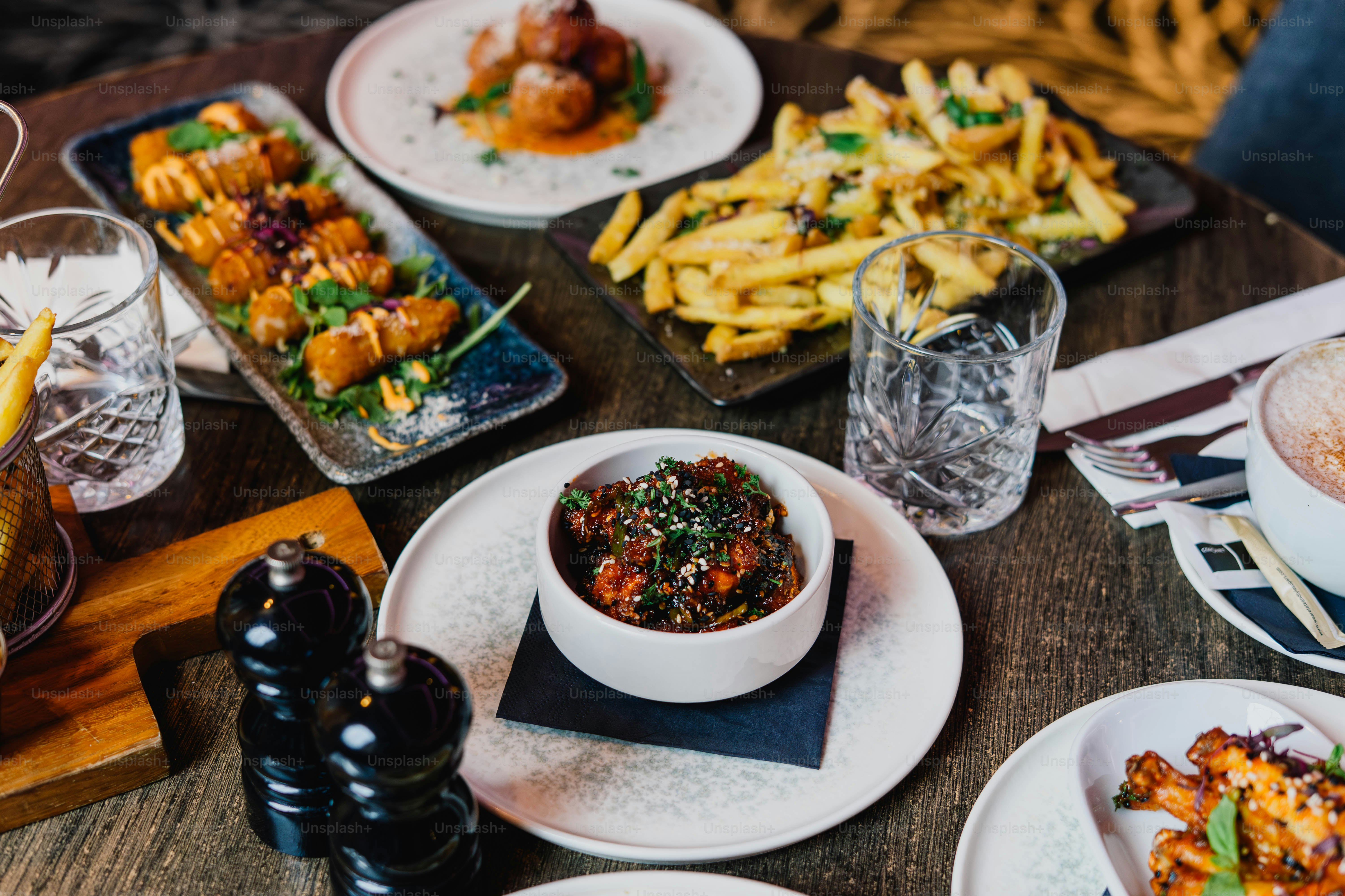Une table remplie de divers plats et boissons délicieux.