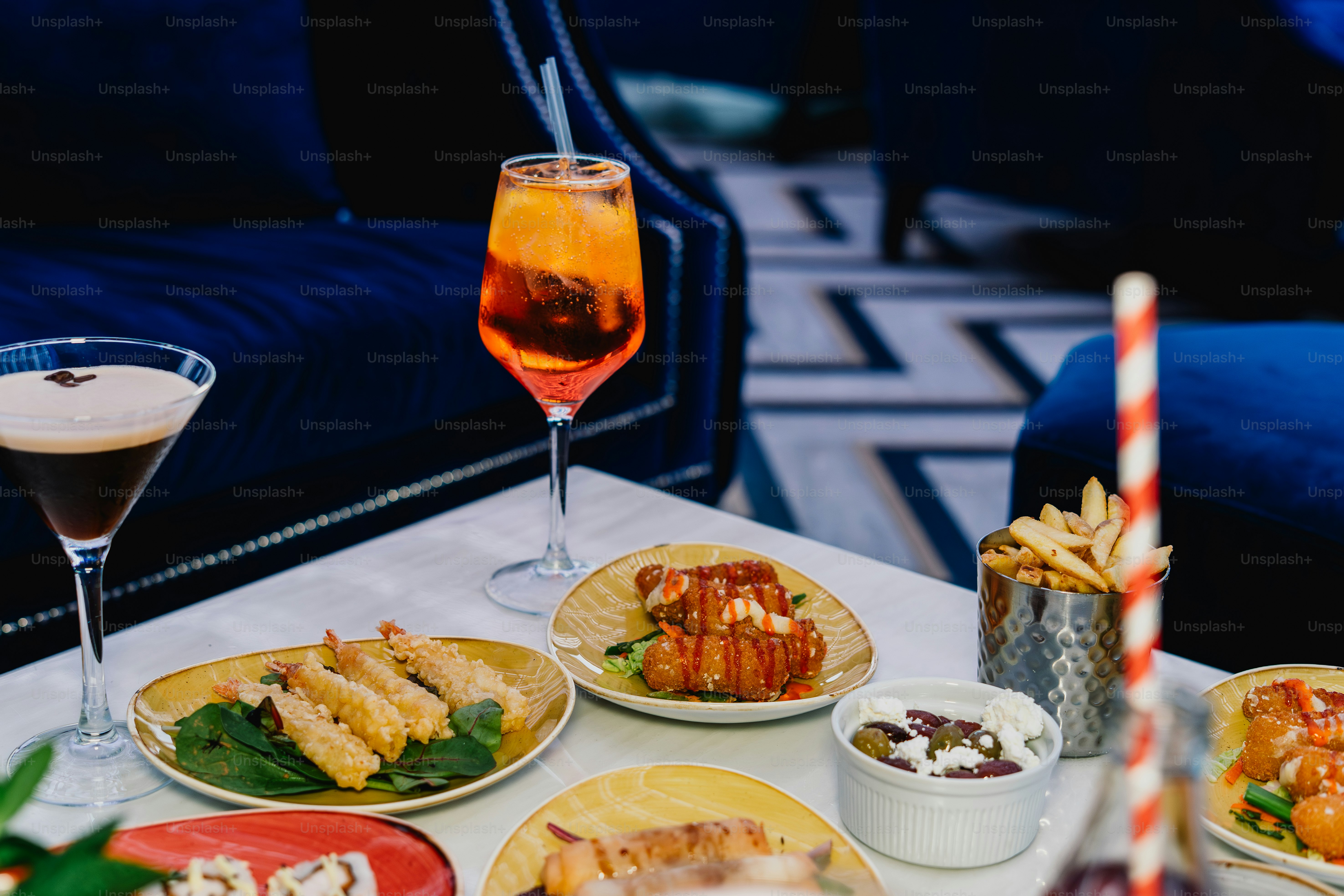 Cocktails and appetizers served at a table photo – Restaurant Image on ...