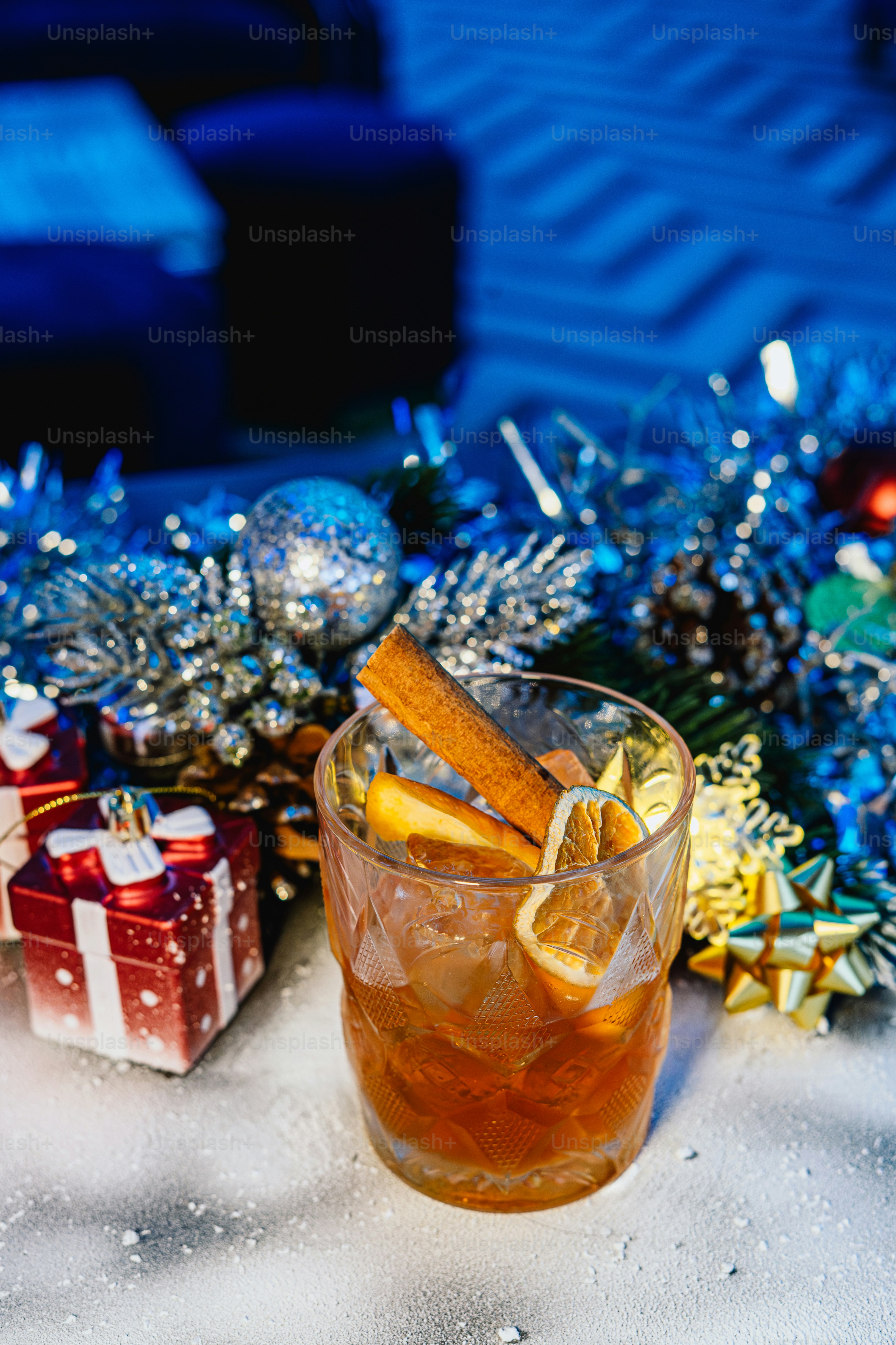 Cocktail de Noël avec une tranche de cannelle et d’orange.