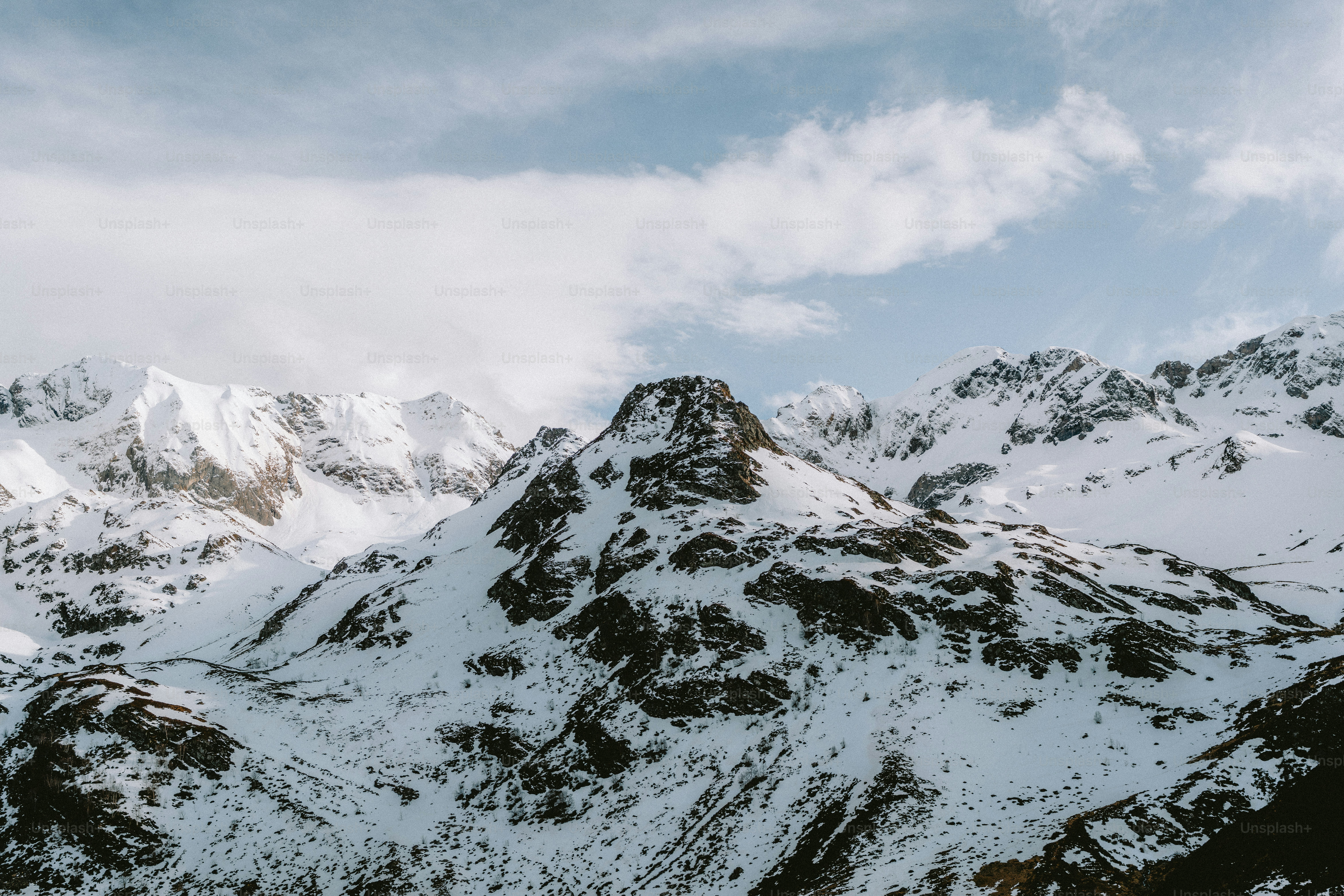 Montañas cubiertas de nieve bajo un cielo nublado