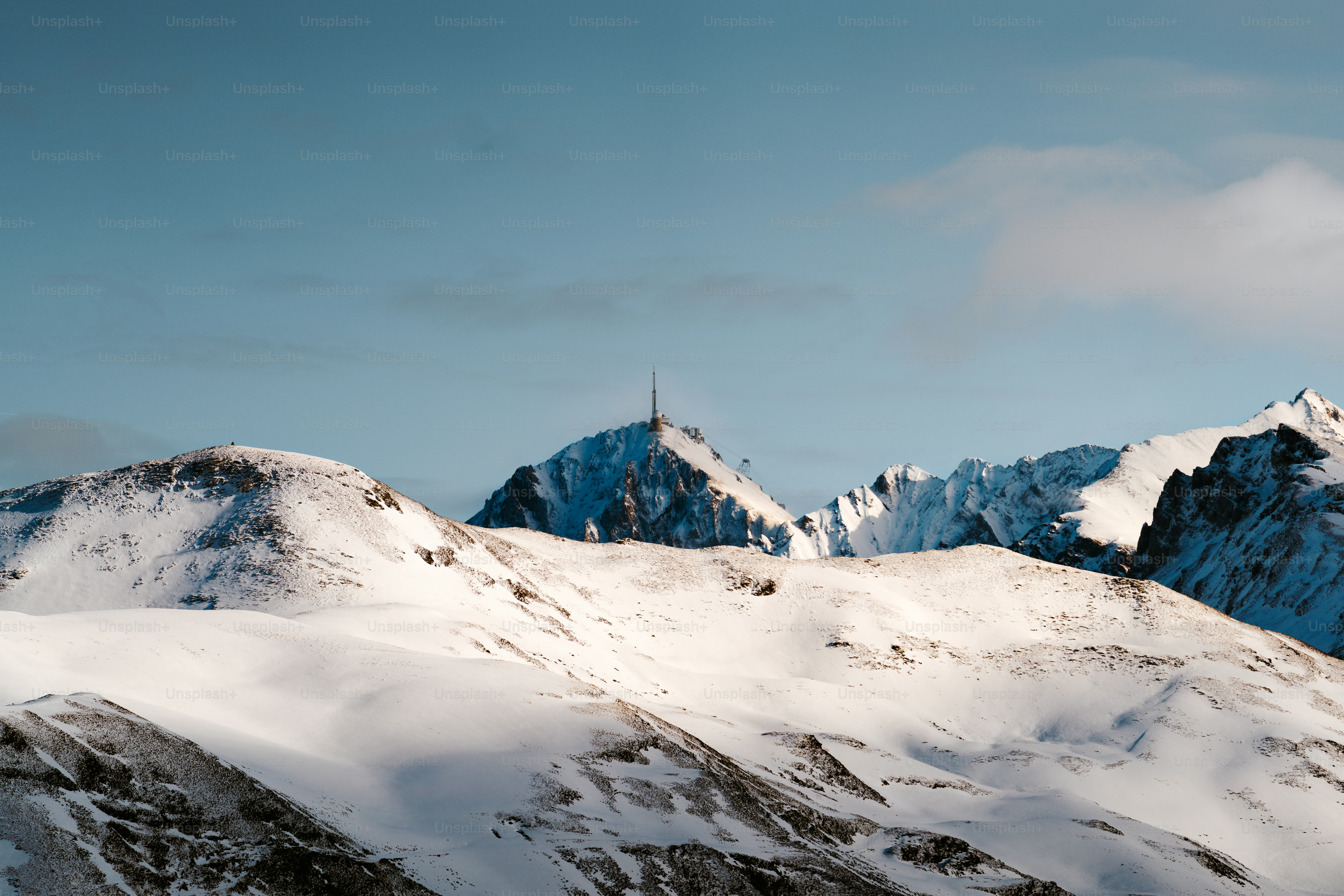Montañas cubiertas de nieve con un cielo azul despejado