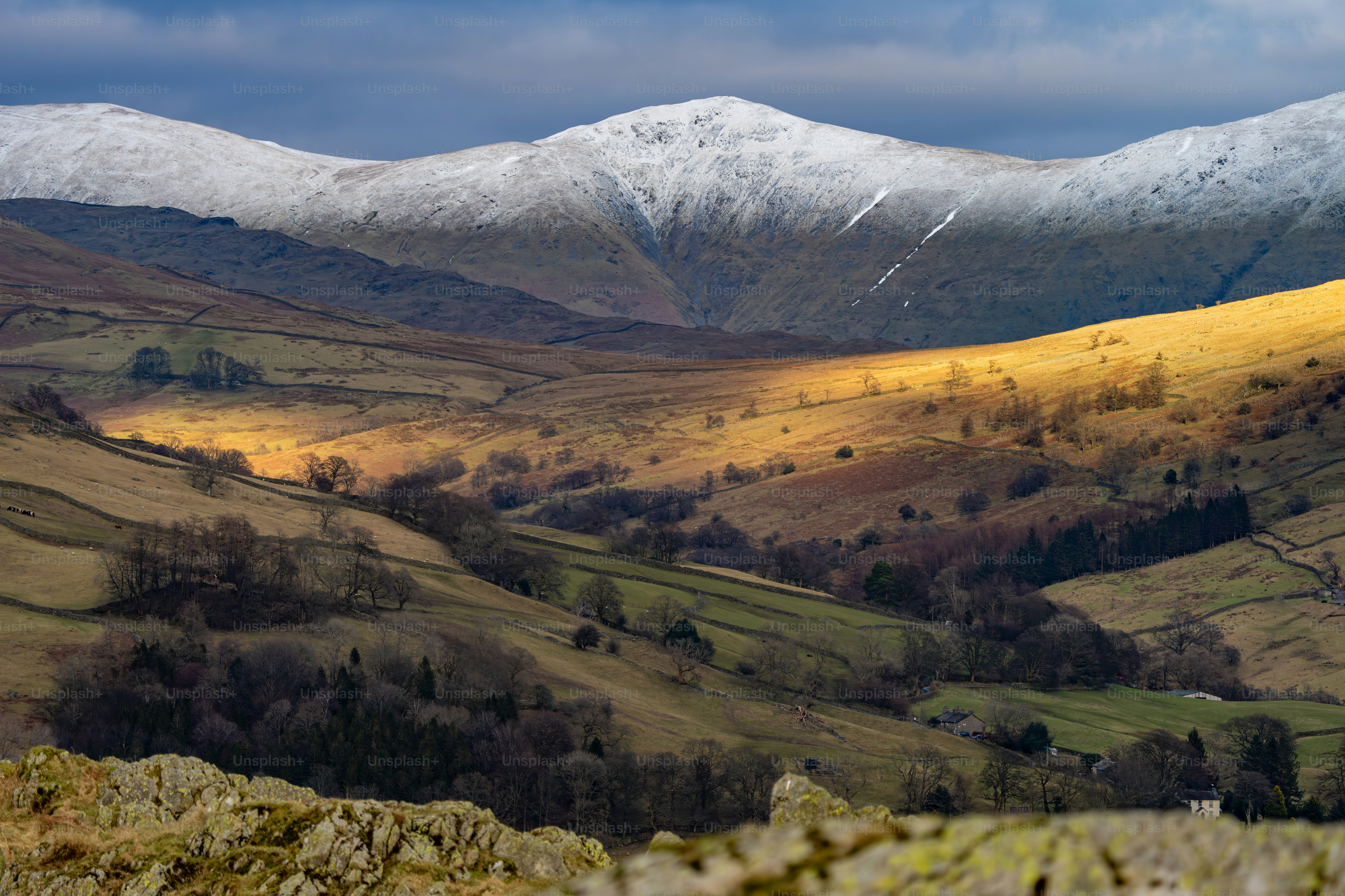 Schneebedeckte Berge, getaucht in goldenes Sonnenlicht
