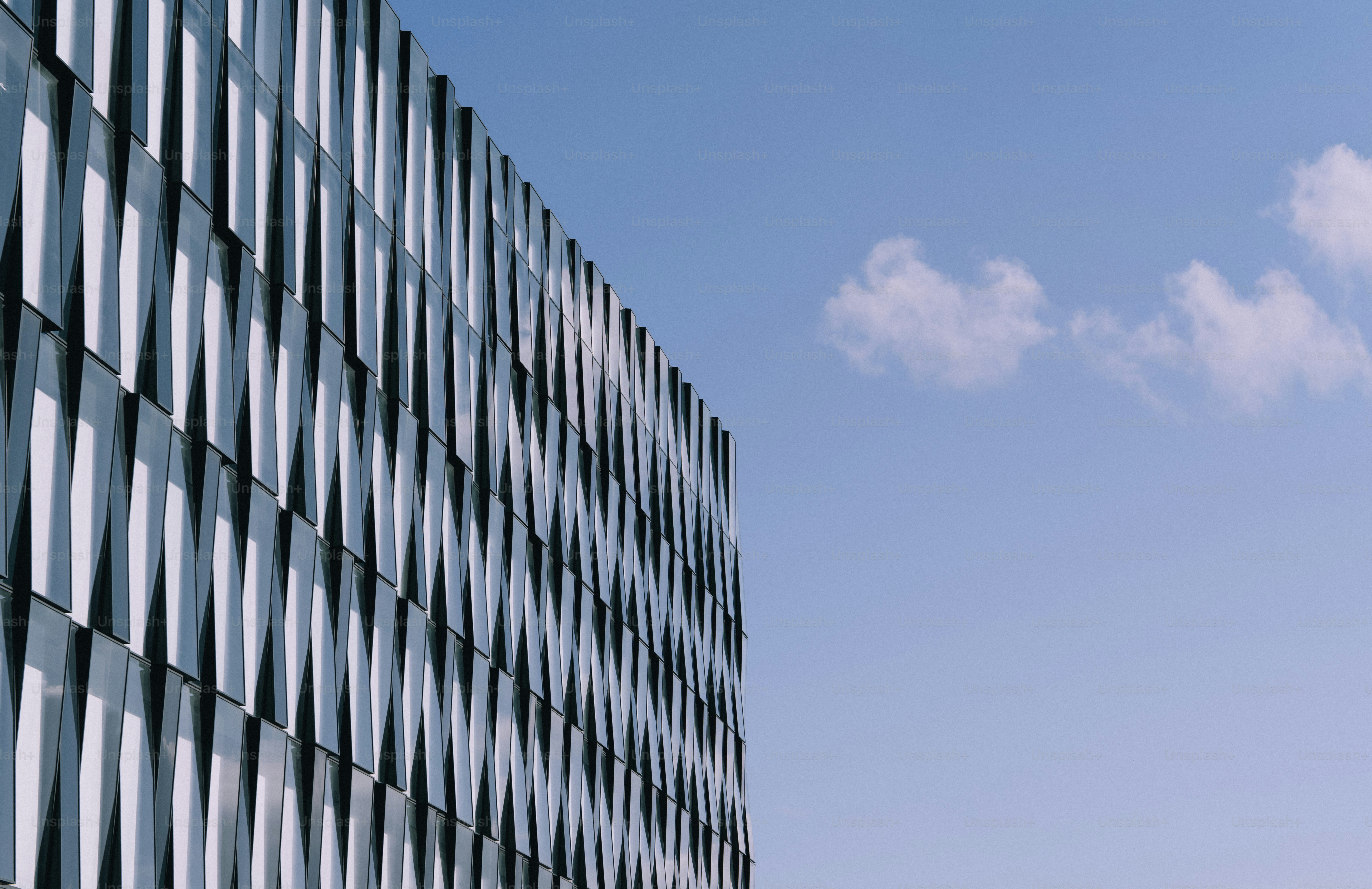 Fachada moderna del edificio contra un cielo azul claro