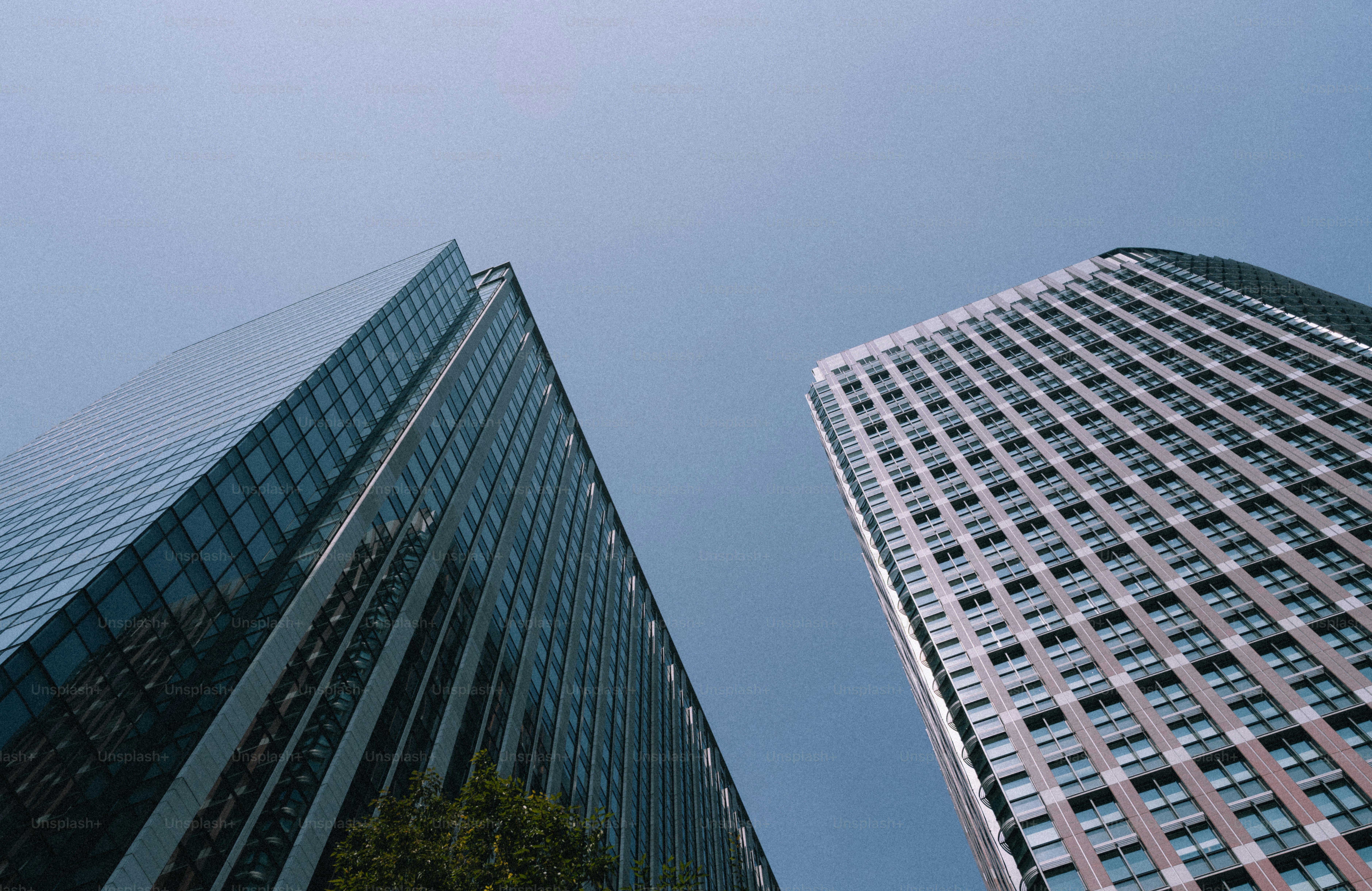 Dos rascacielos modernos contra un cielo azul despejado