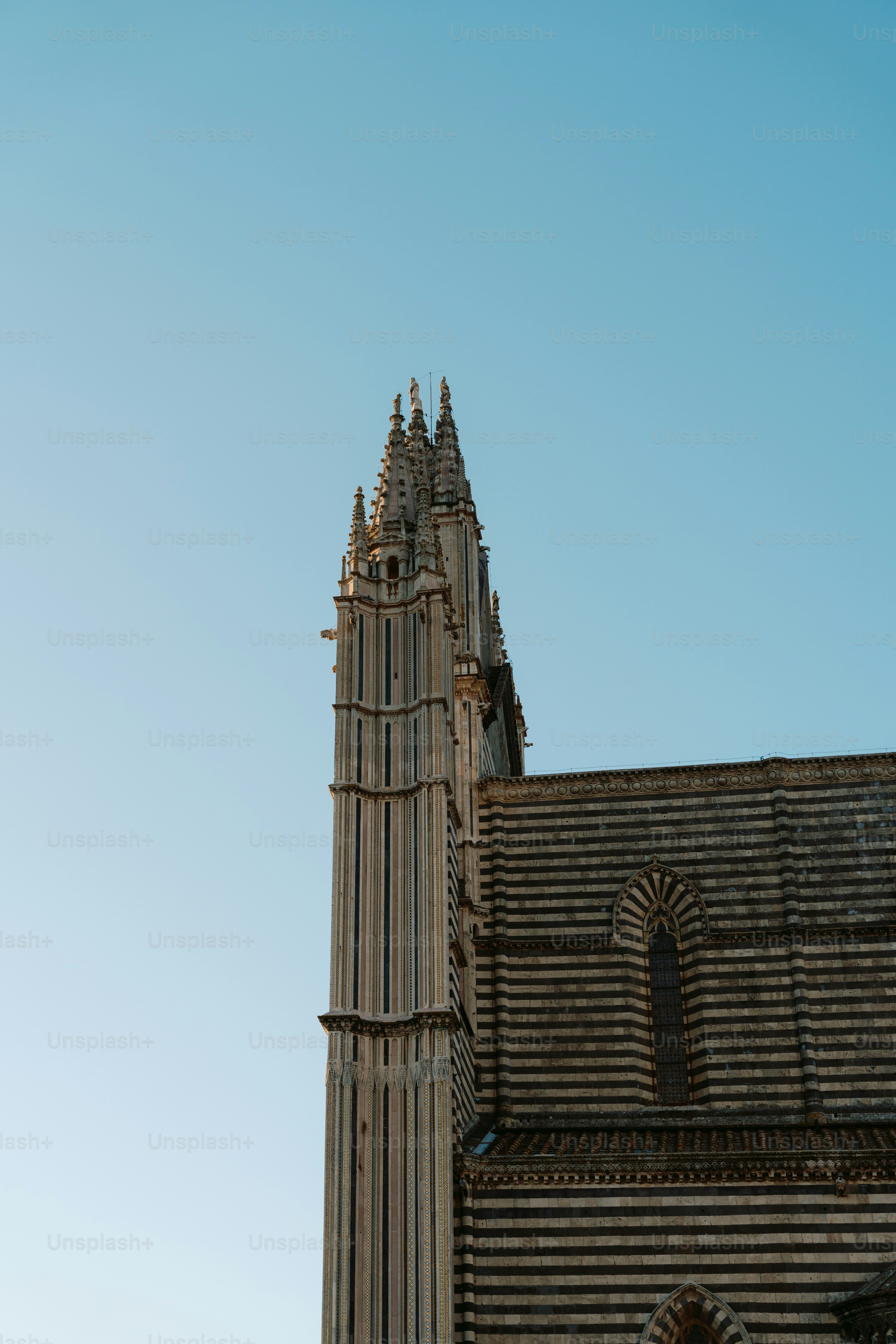 Torre de la catedral de Orvieto contra un cielo azul claro