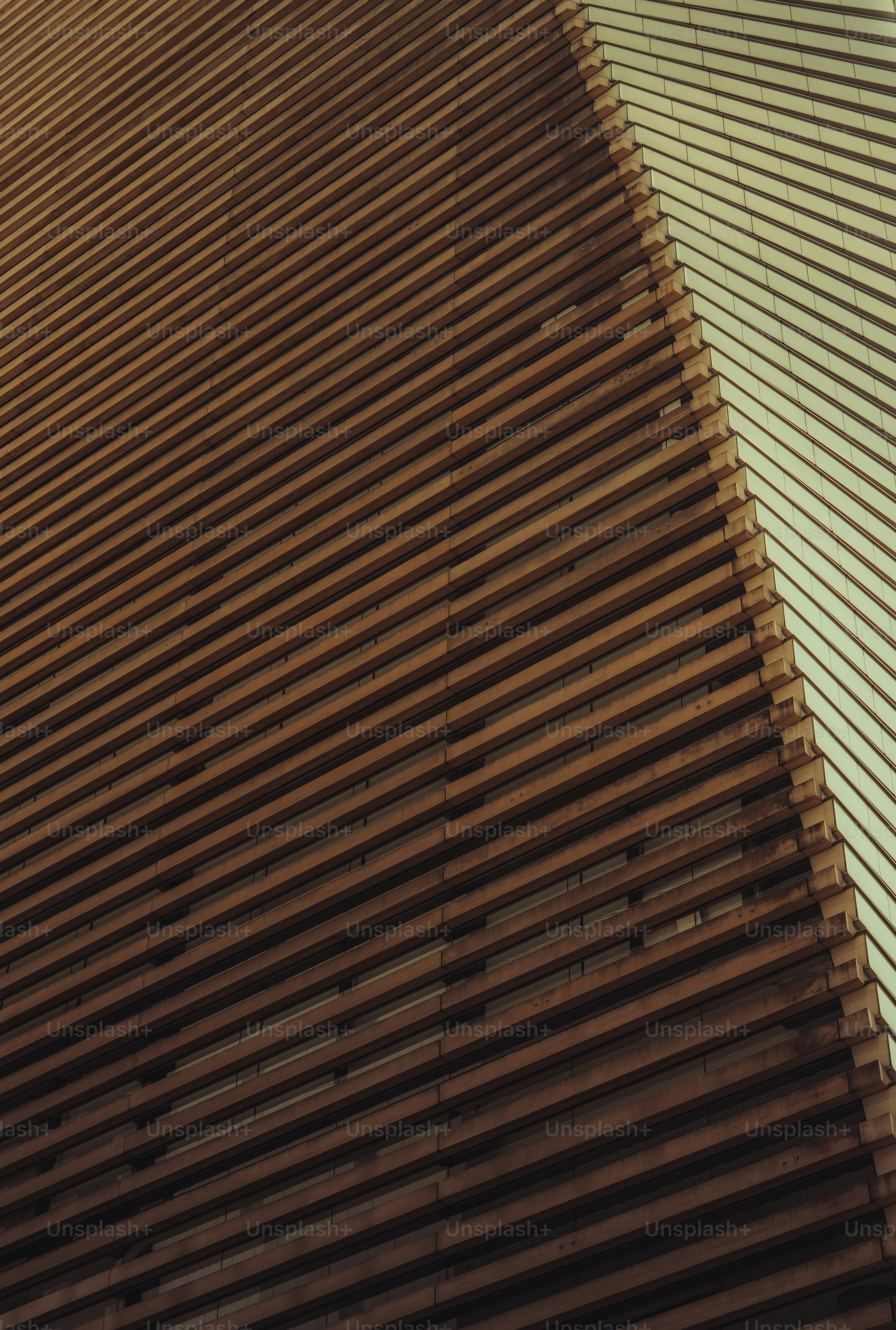Listones de madera formando un patrón diagonal texturizado