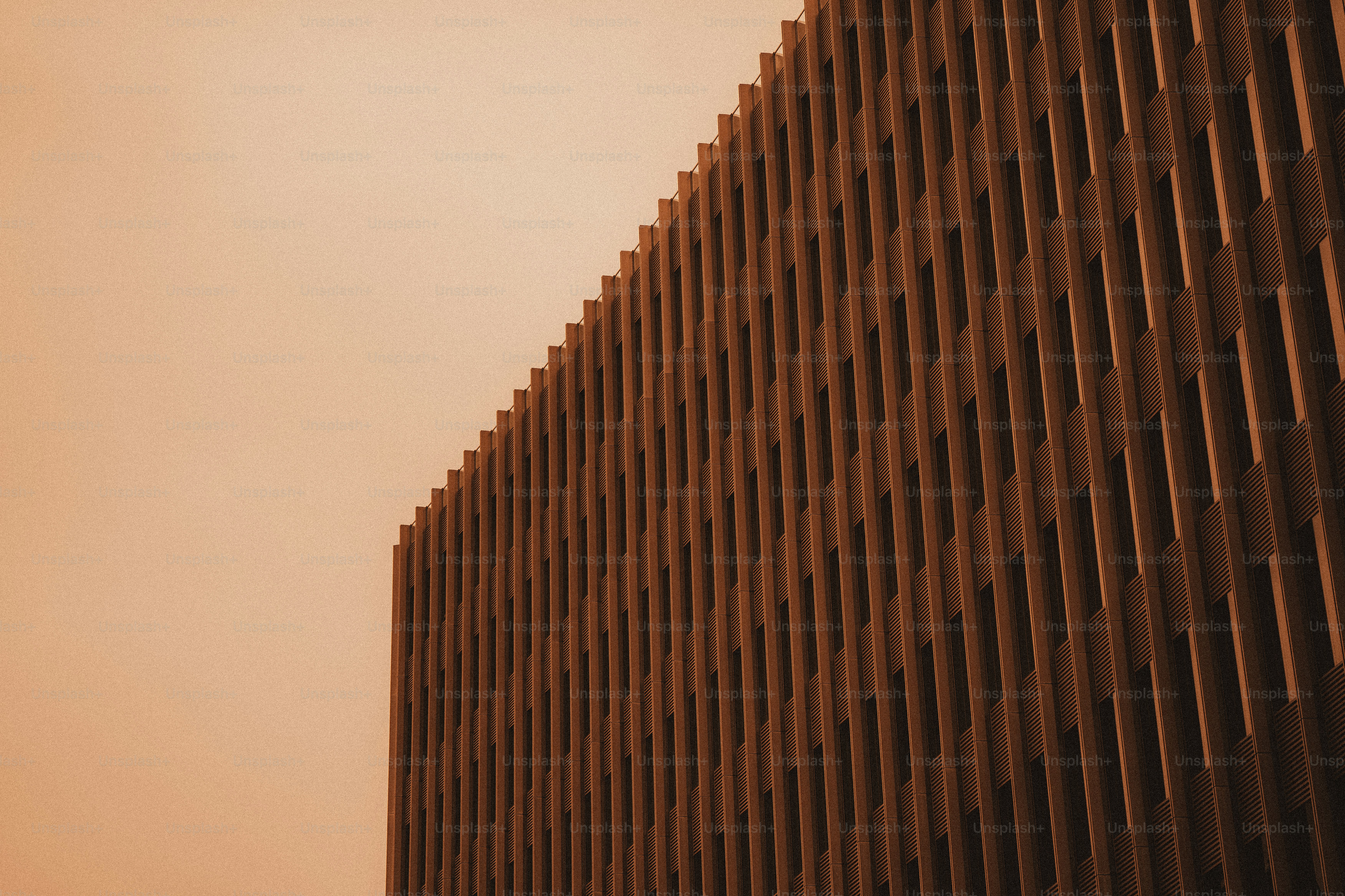 Fachada moderna del edificio con líneas verticales repetidas