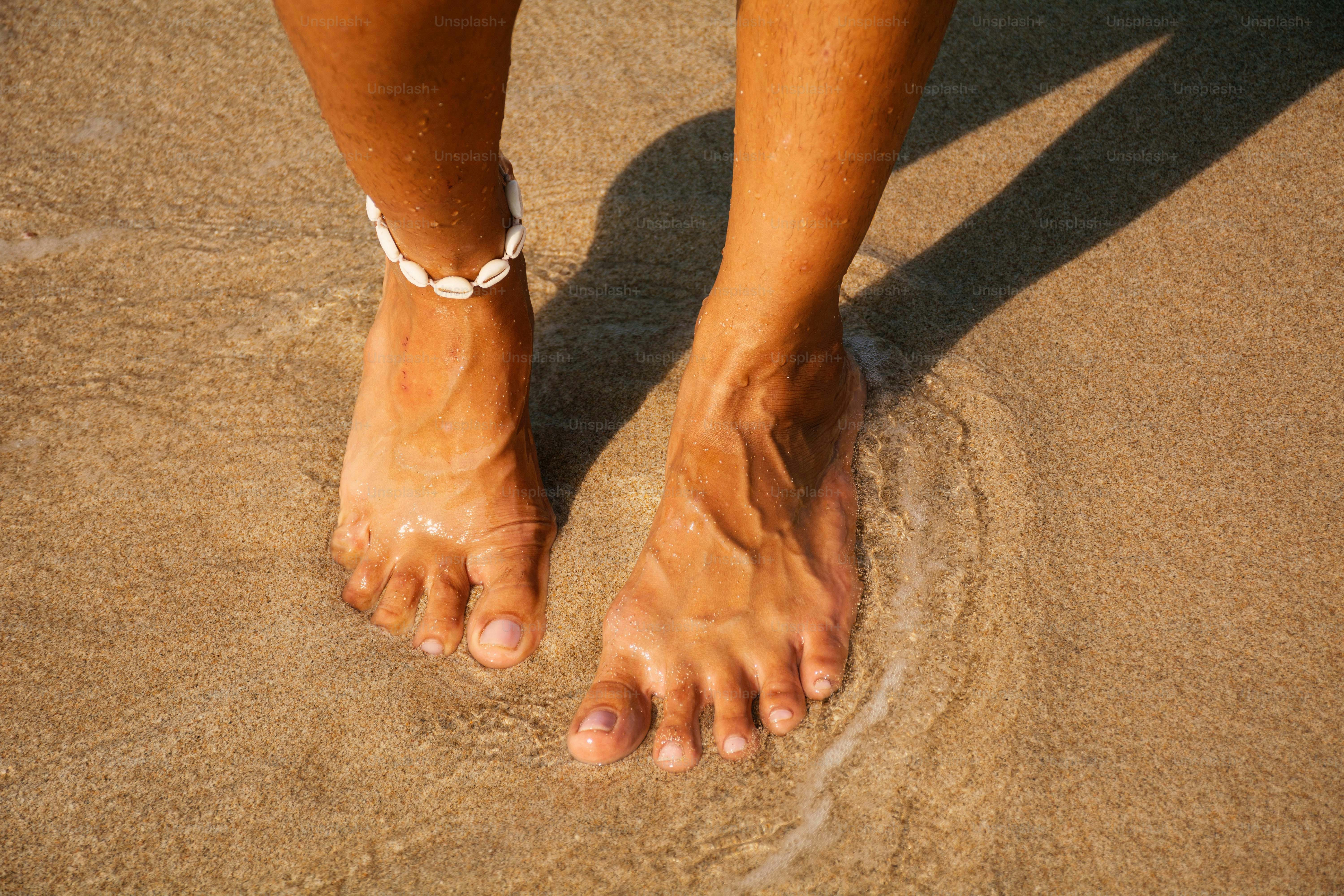Pieds nus avec brassé dans l’eau peu profonde de l’océan