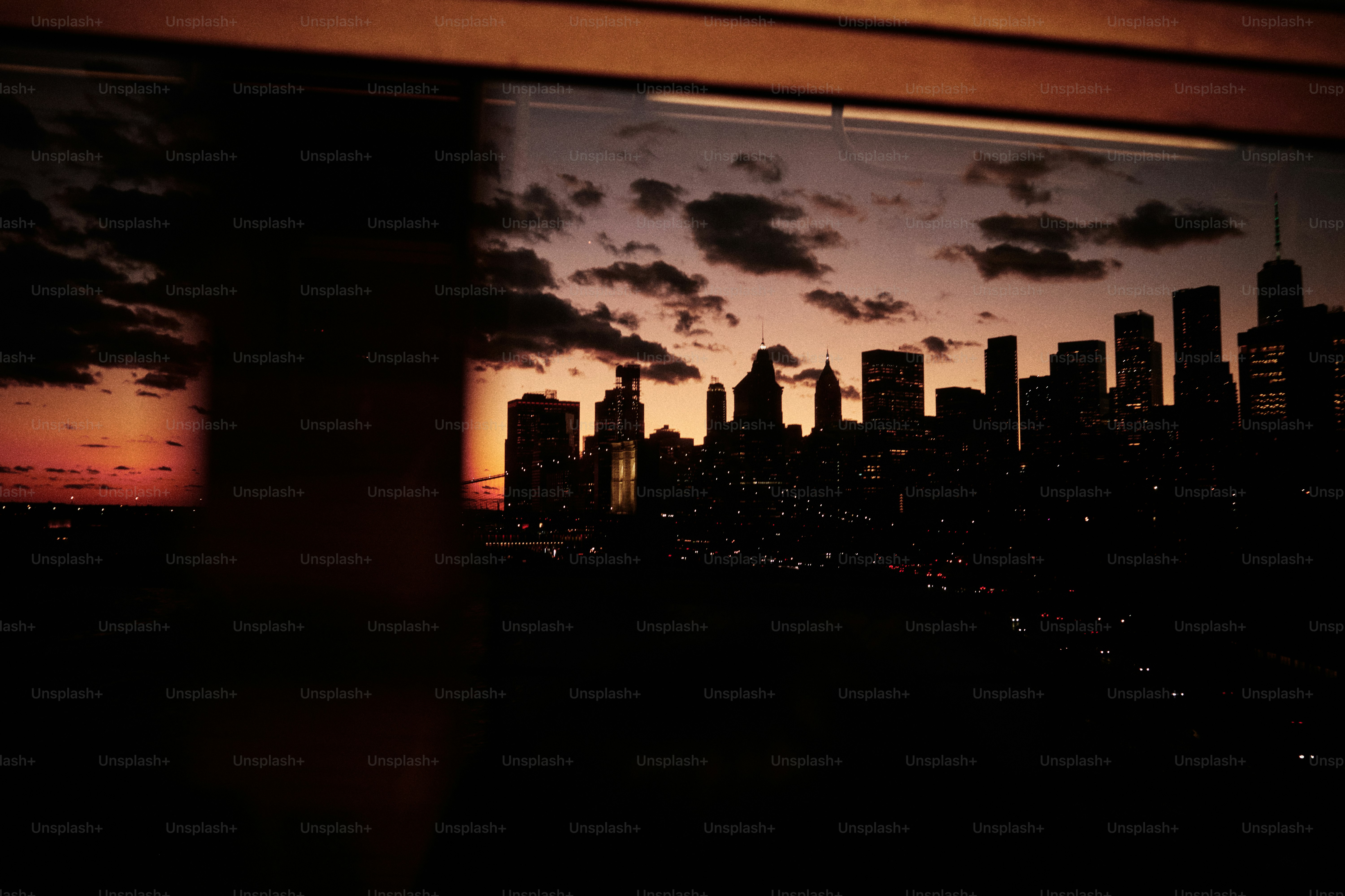 Skyline della città al crepuscolo con nuvole drammatiche