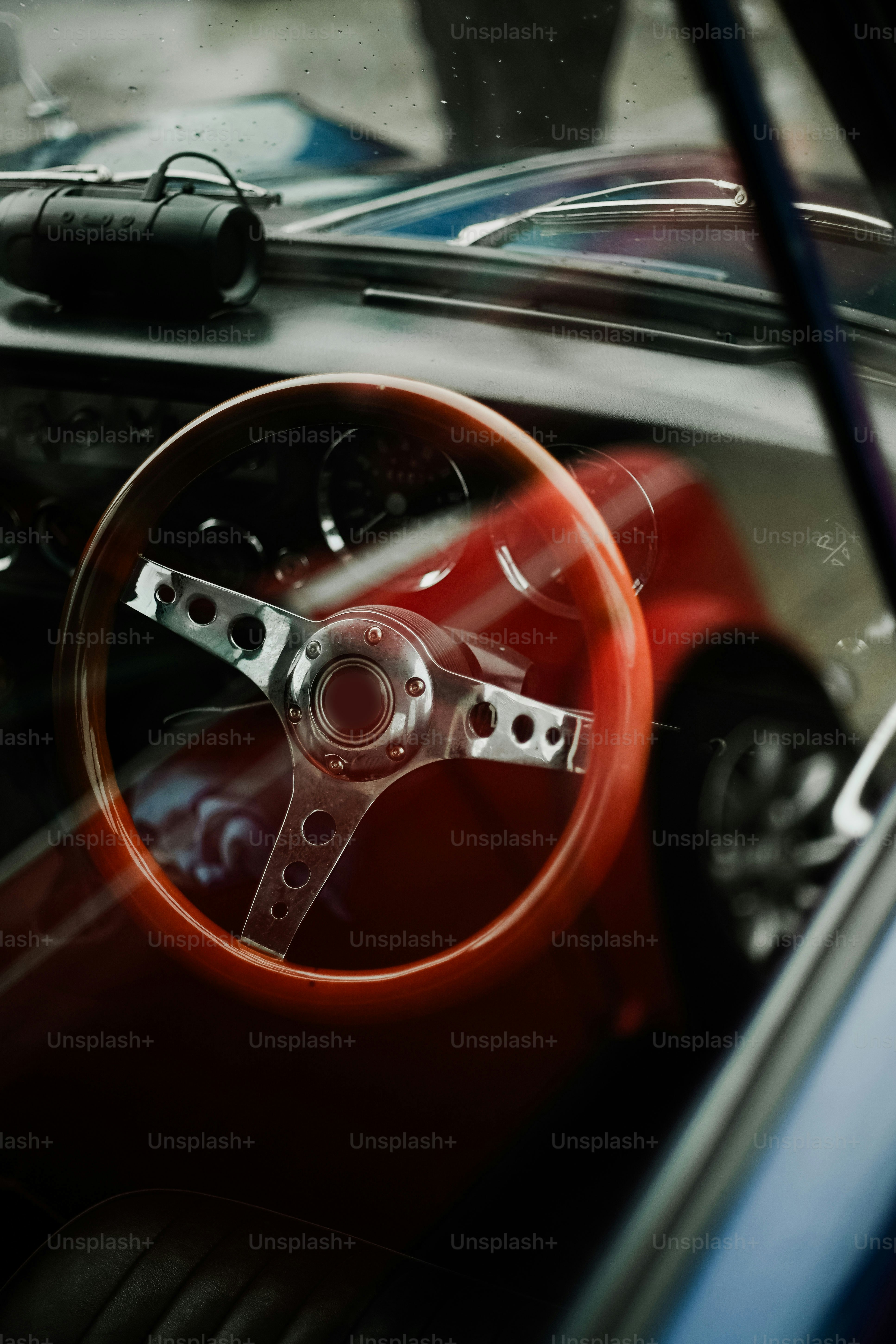 Reflet du volant et du tableau de bord d’une voiture ancienne