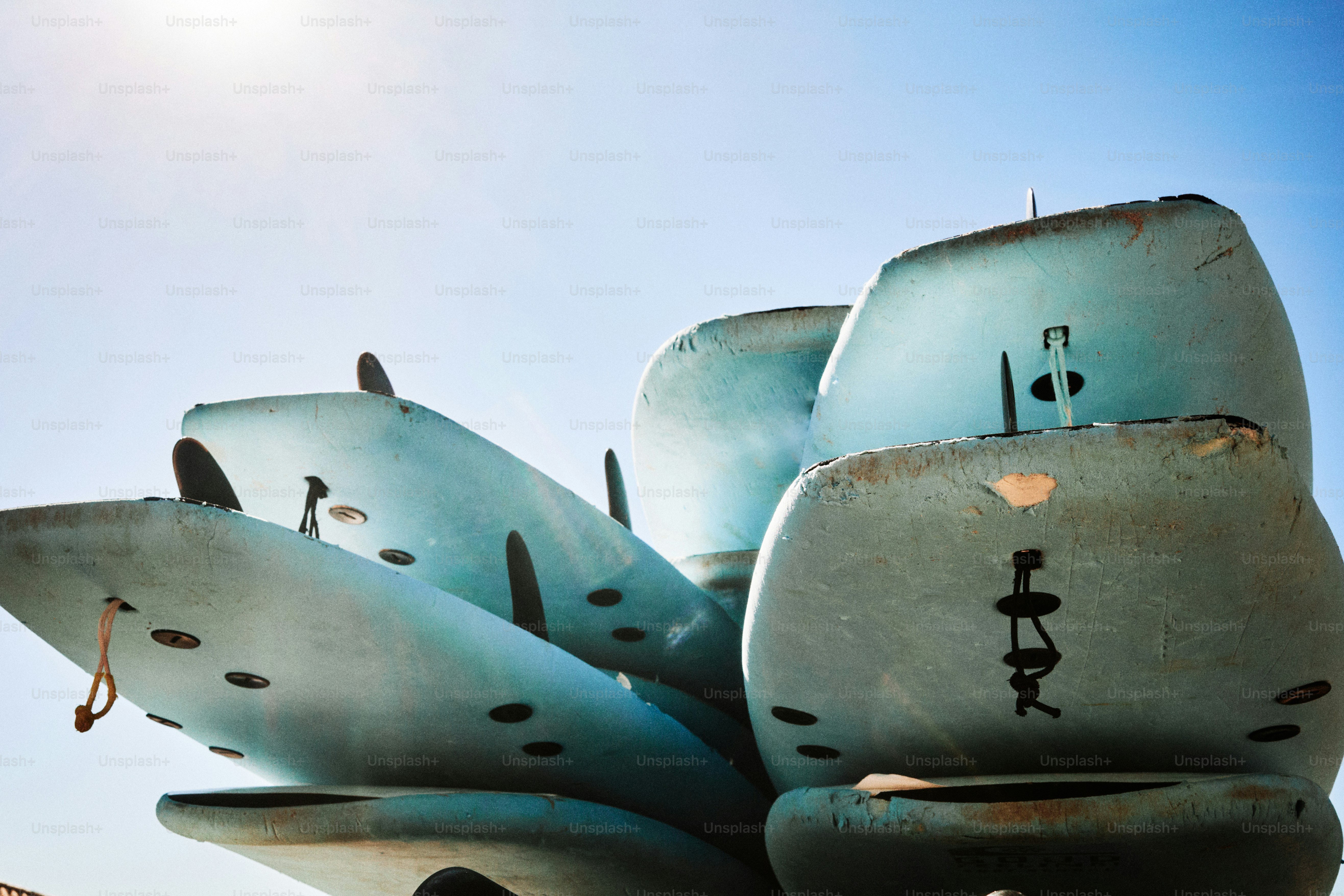 Cápsulas azules apiladas contra un cielo despejado